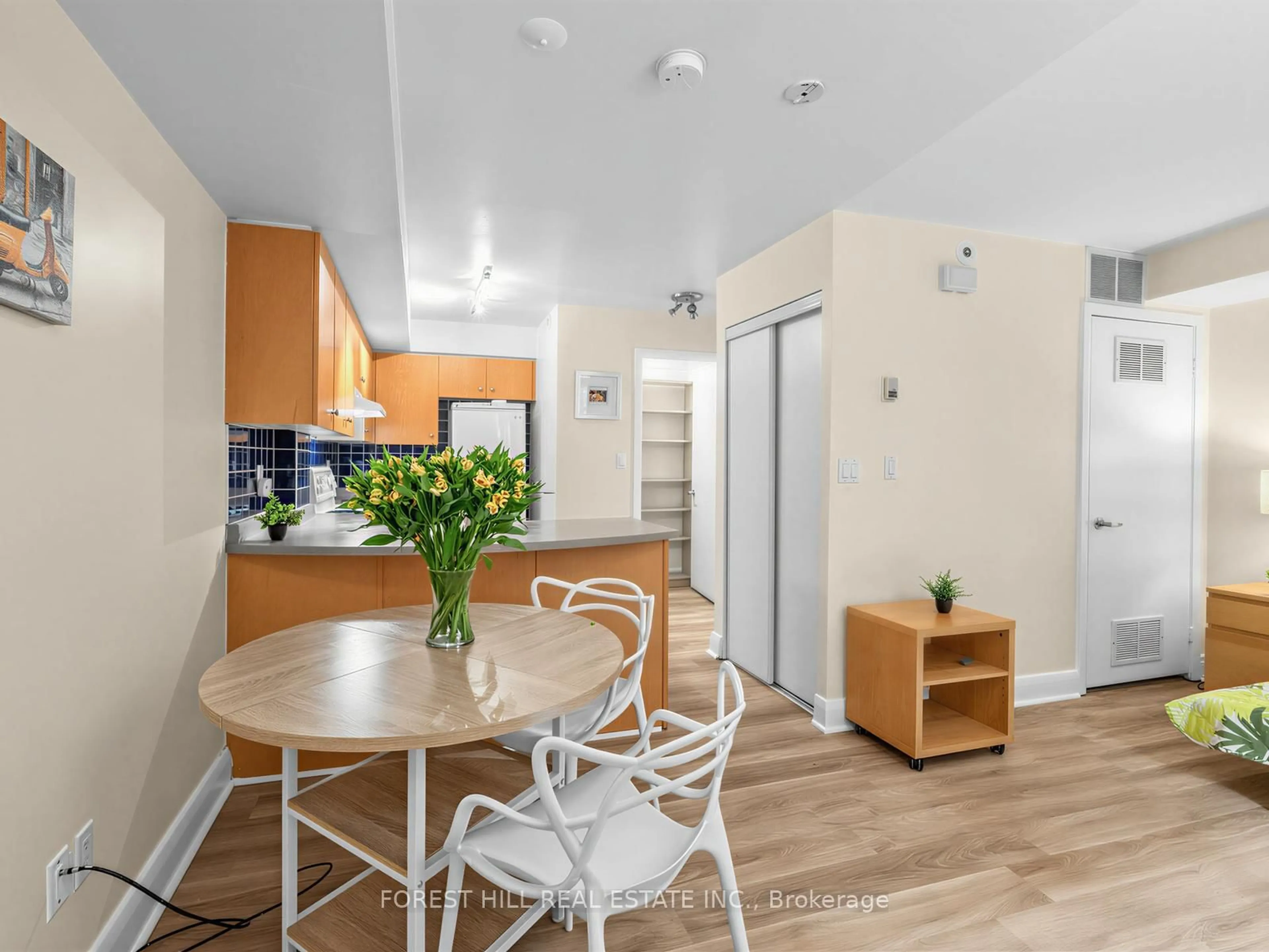 Standard kitchen, wood/laminate floor for 415 Jarvis St #124, Toronto Ontario M4Y 3C1