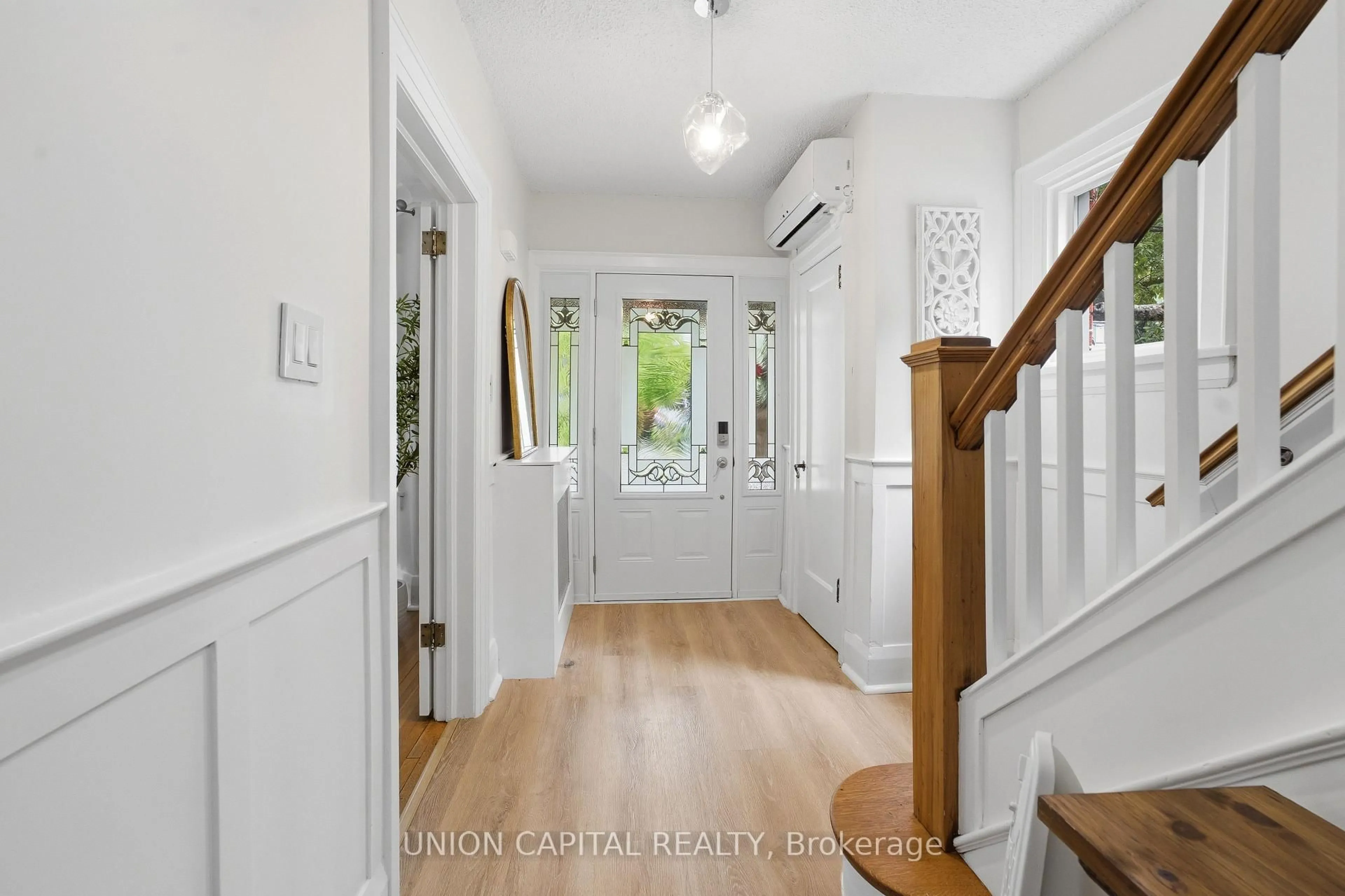 Indoor entryway for 73 Florence Ave, Toronto Ontario M2N 1G2