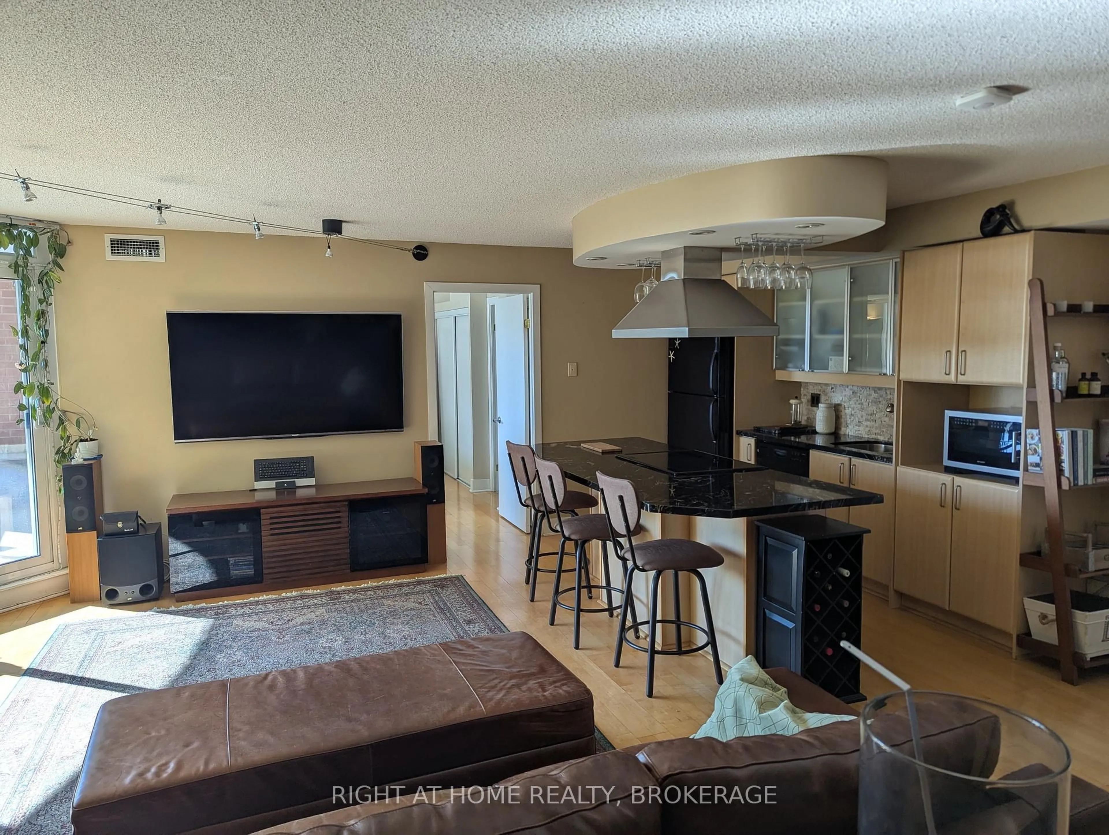 Open concept kitchen, unknown for 550 Queens Quay #608, Toronto Ontario M5V 3M8