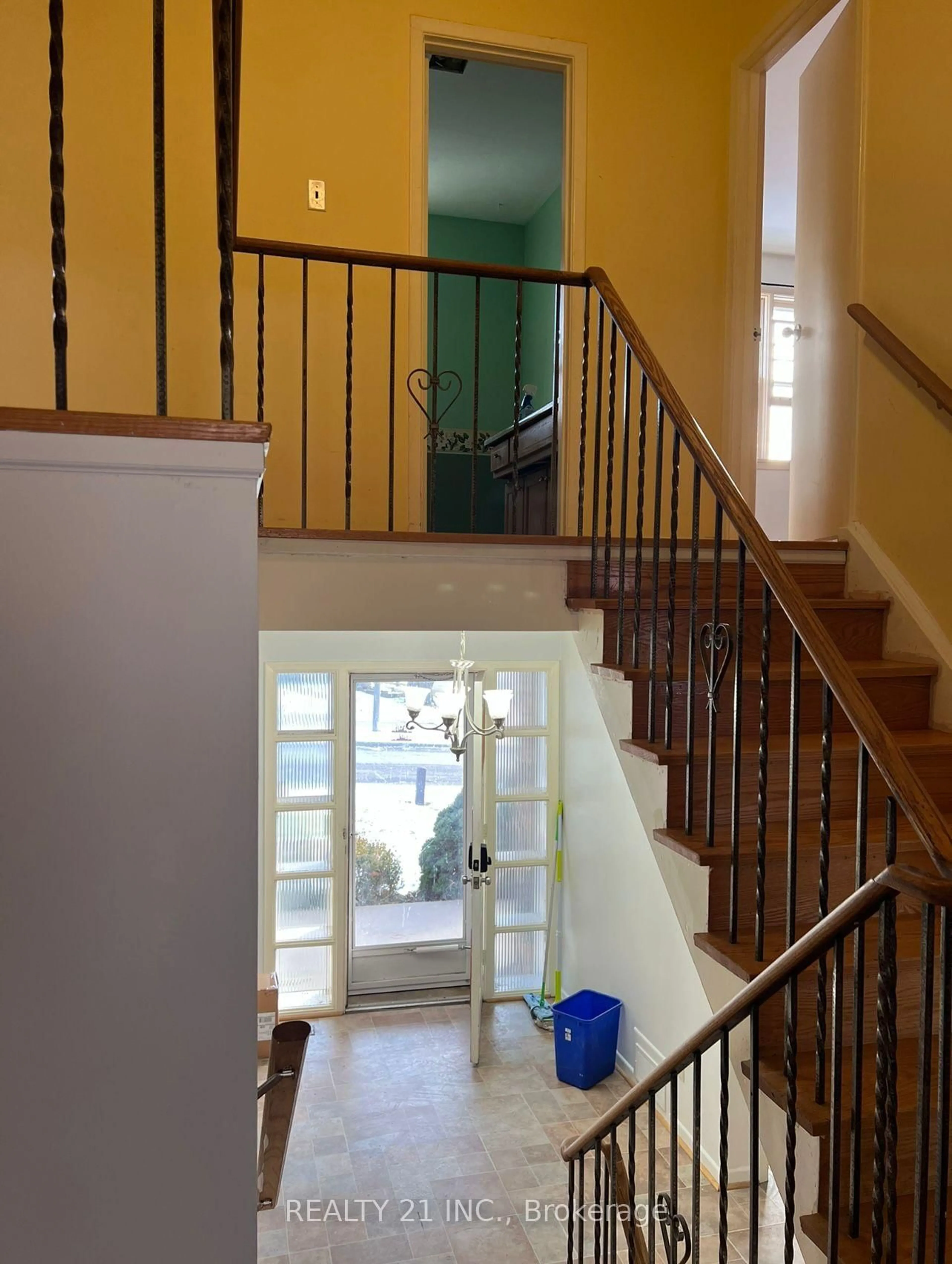 Indoor foyer for 24 Beveridge Dr, Toronto Ontario M3A 1N9