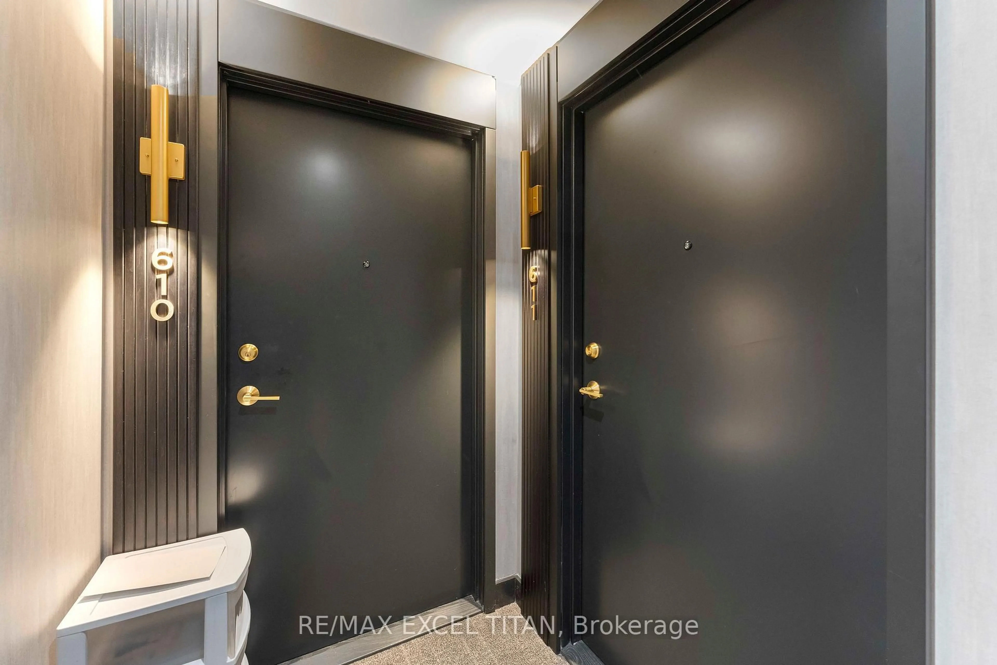 Indoor entryway for 5 Lakeview Ave #611, Toronto Ontario M6J 0H3