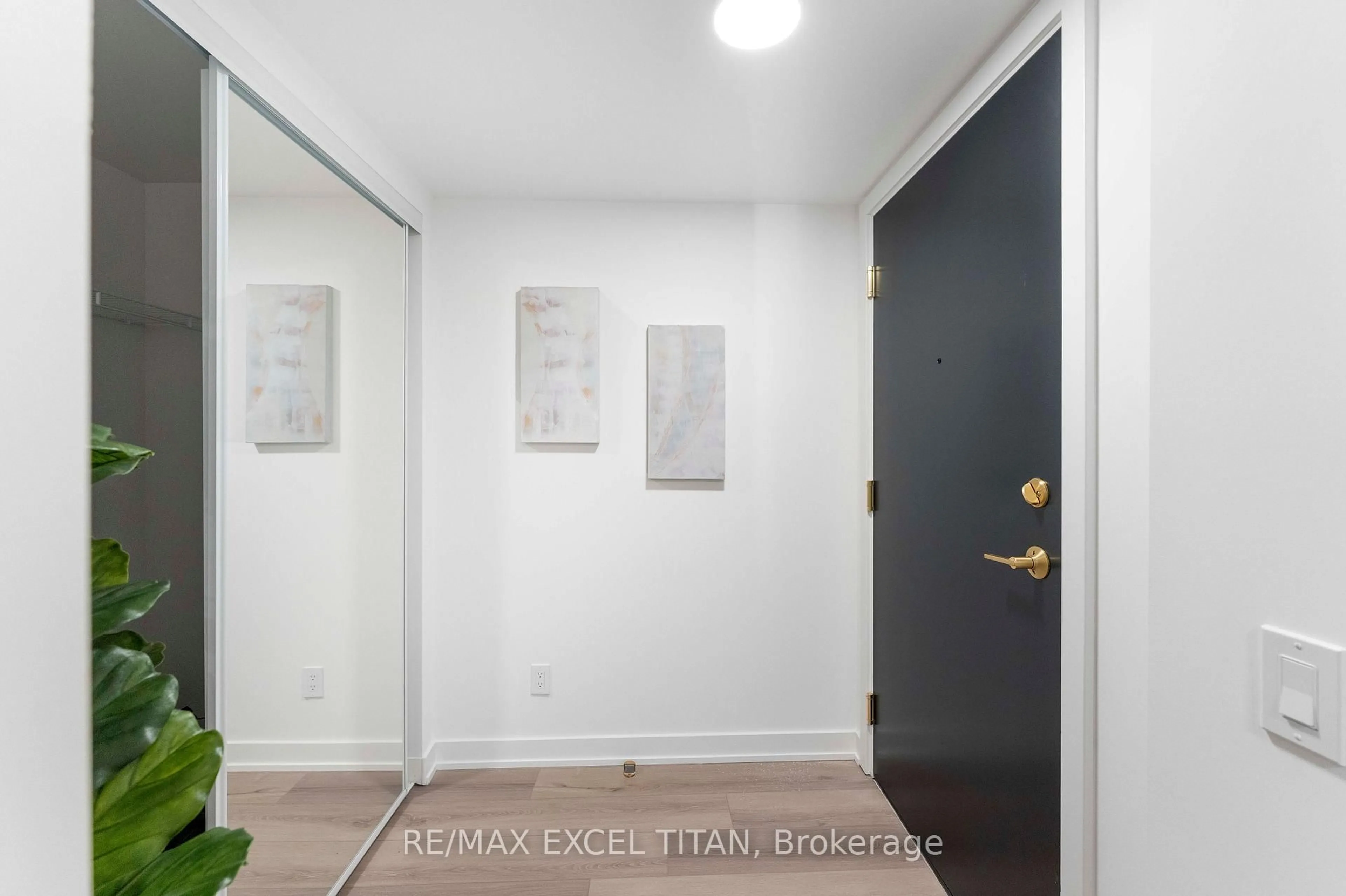 Indoor entryway for 5 Lakeview Ave #611, Toronto Ontario M6J 0H3