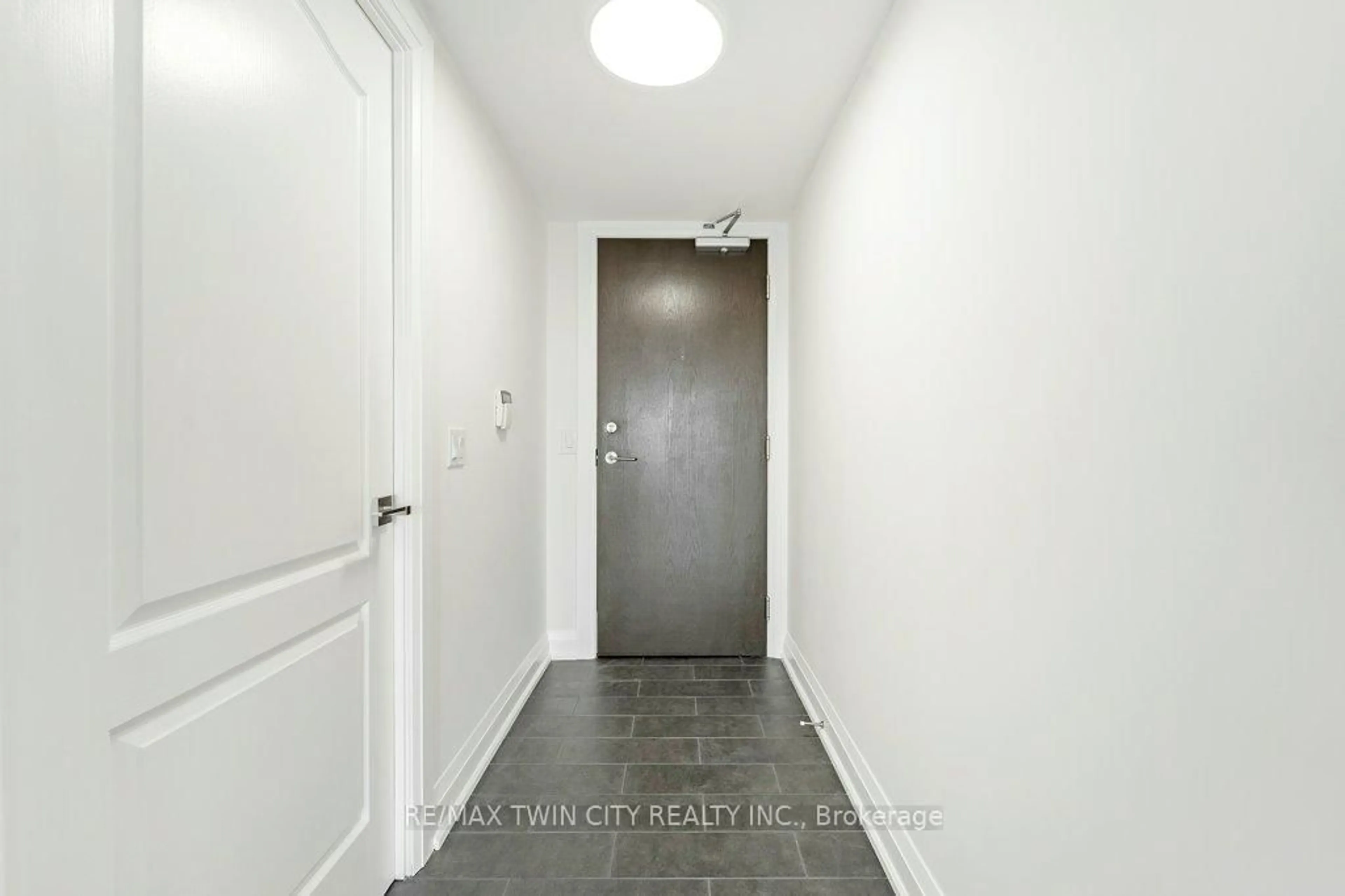 Indoor entryway for 1103 Leslie St #701, Toronto Ontario M3C 4G8
