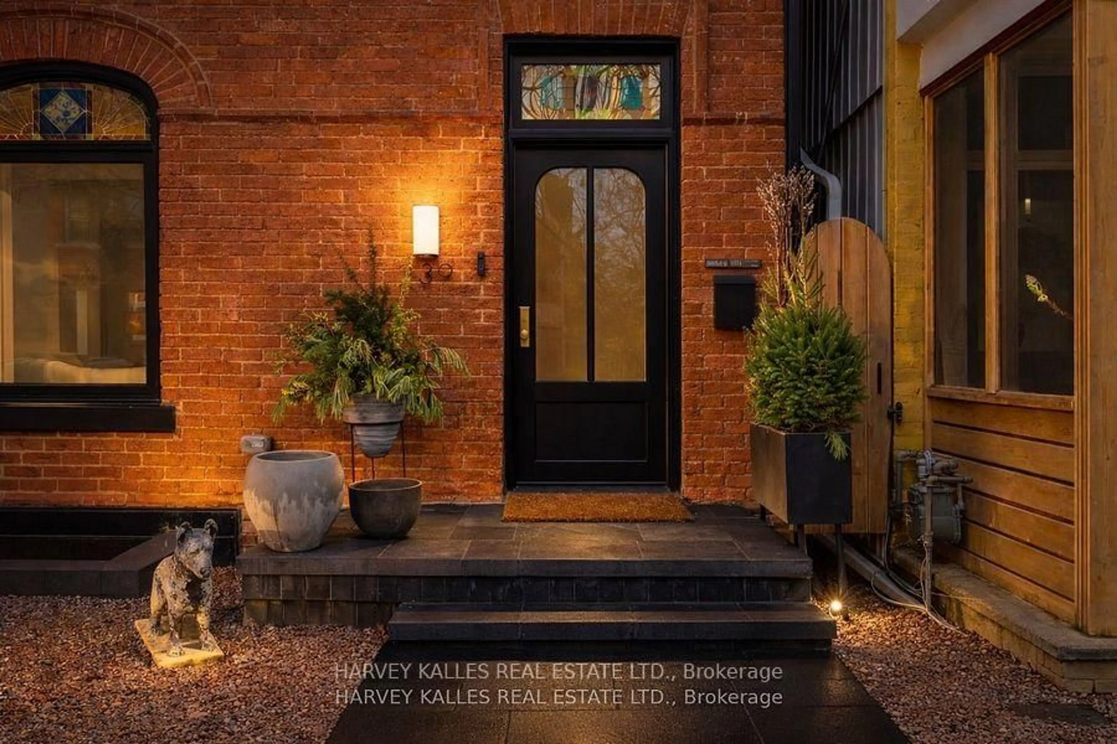 Indoor entryway for 239 Borden St, Toronto Ontario M5S 2N5