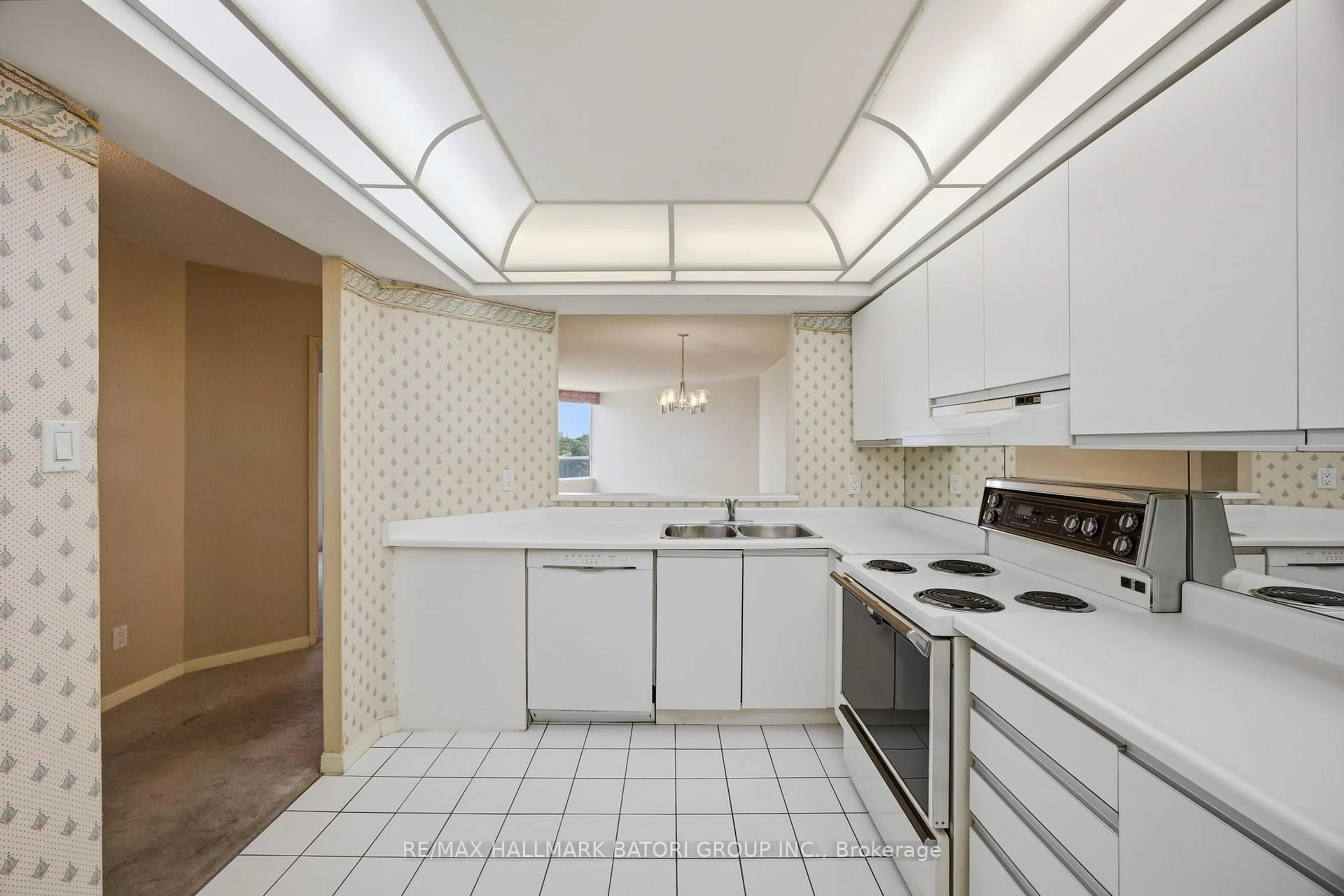 Standard kitchen, ceramic/tile floor for 1121 Steeles Ave #514, Toronto Ontario M2R 3W7