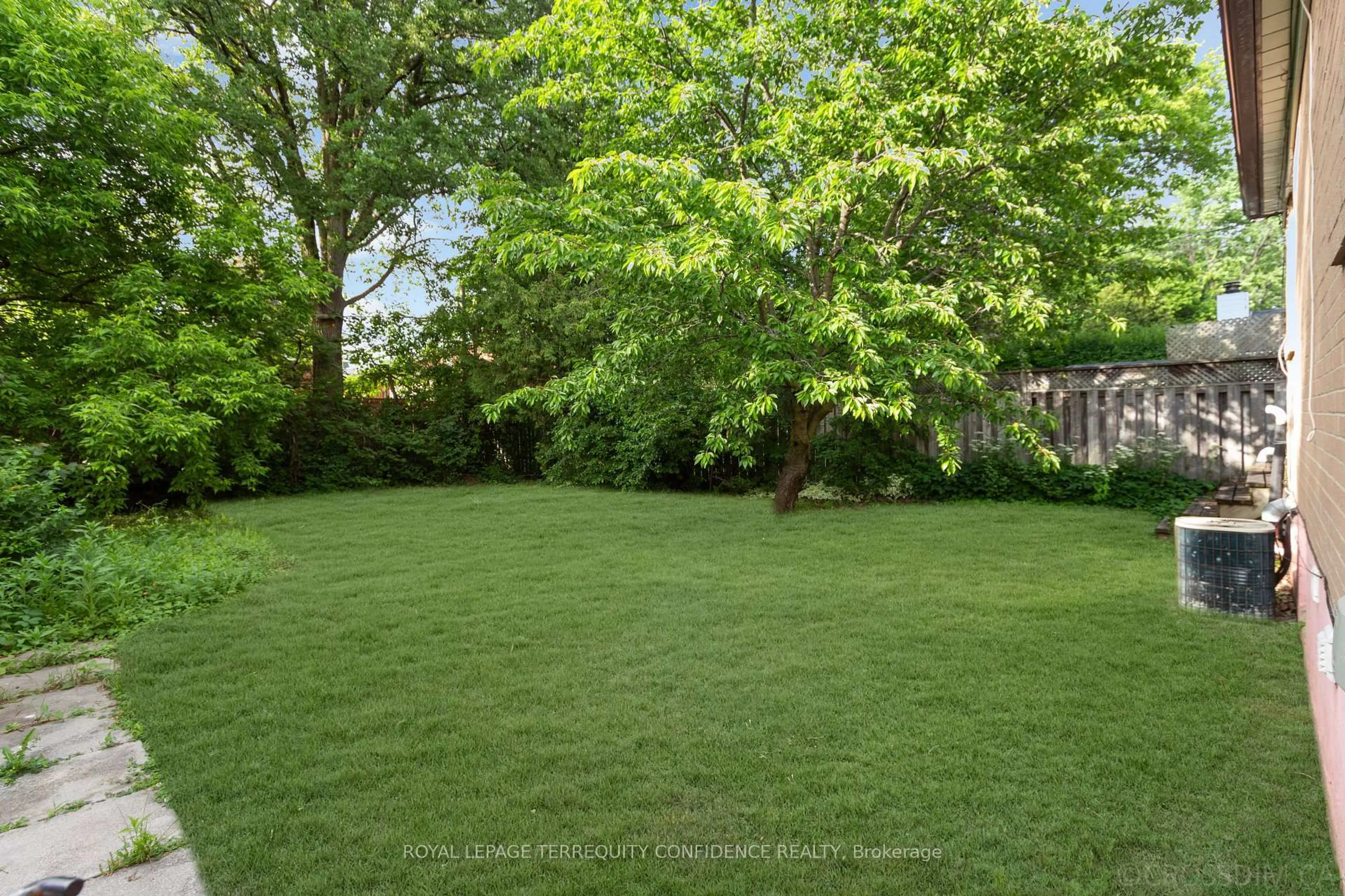 A pic from outside/outdoor area/front of a property/back of a property/a pic from drone, forest/trees view for 334 Moore Park Ave, Toronto Ontario M2R 2R6