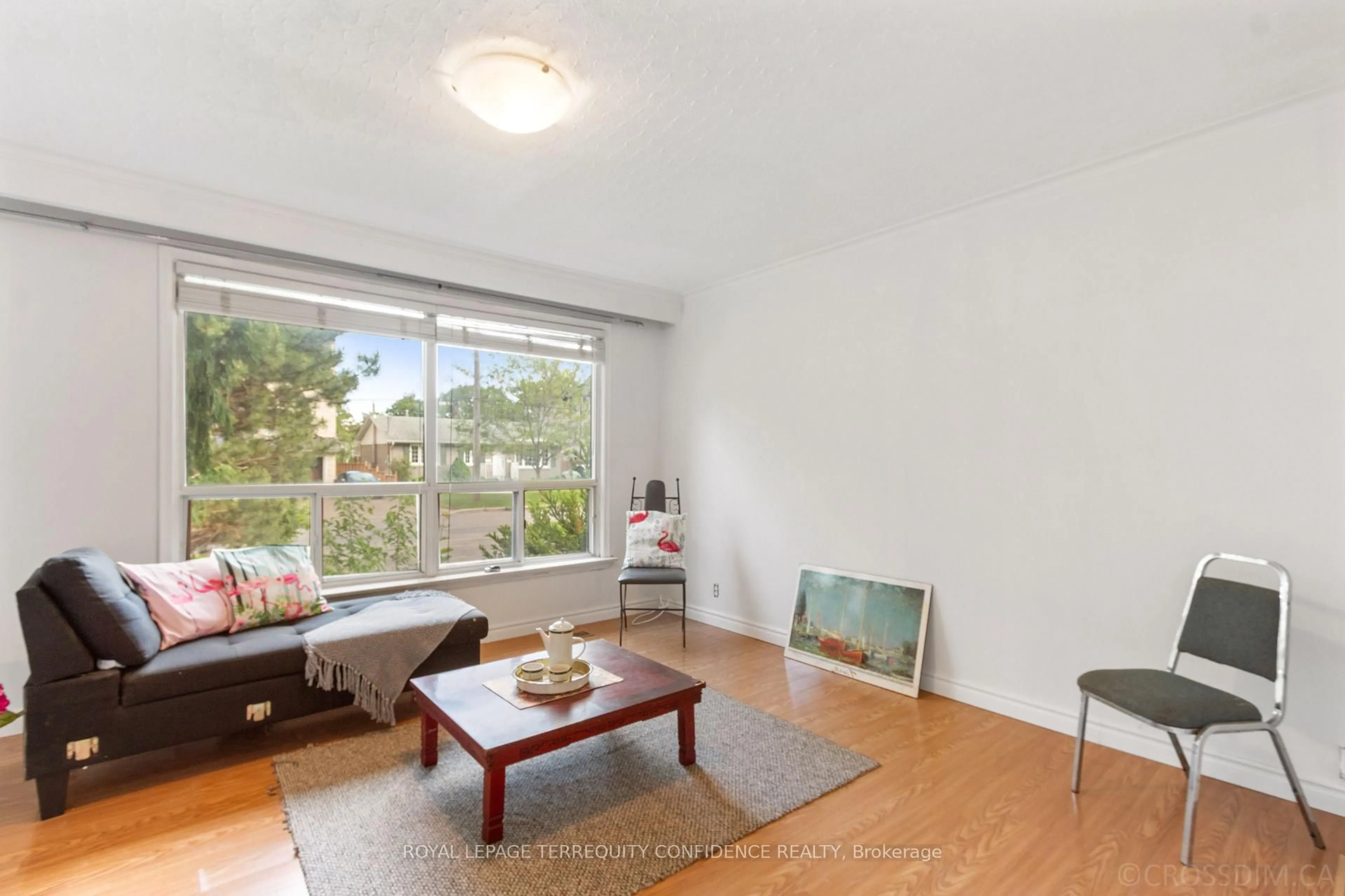 Living room with furniture, unknown for 334 Moore Park Ave, Toronto Ontario M2R 2R6