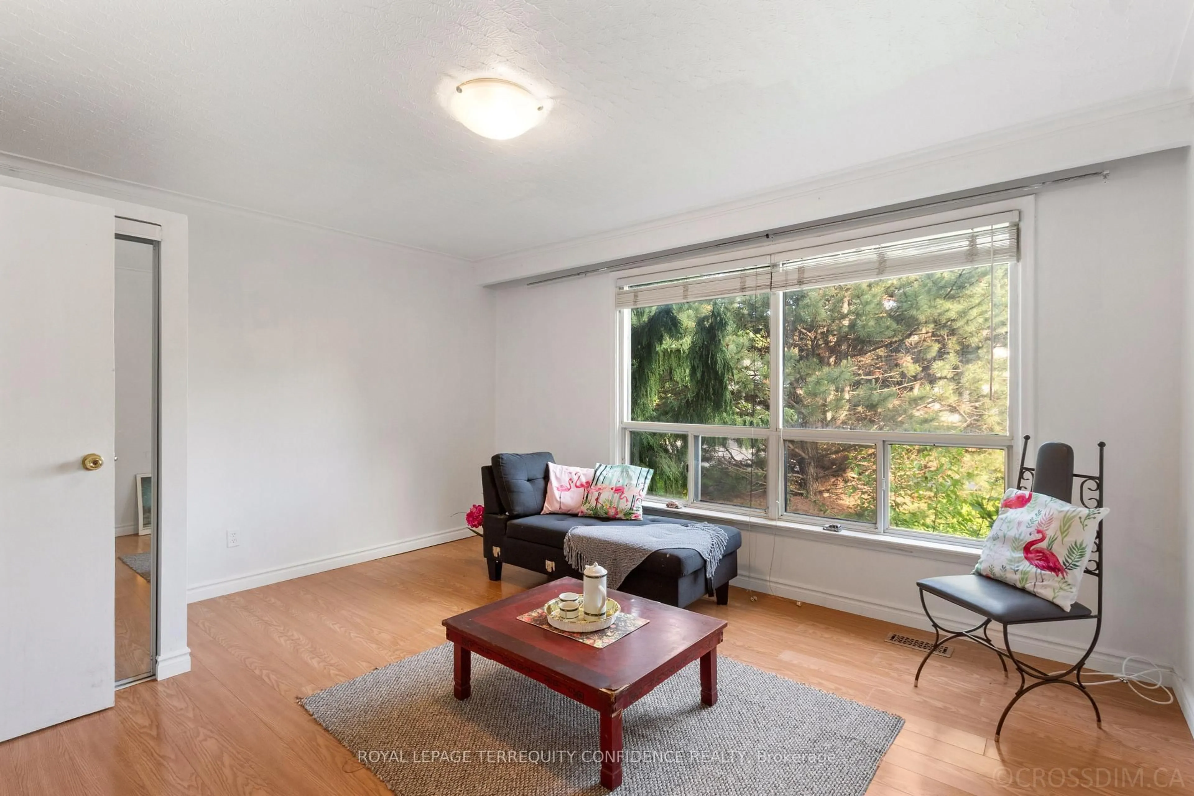 Living room with furniture, wood/laminate floor for 334 Moore Park Ave, Toronto Ontario M2R 2R6