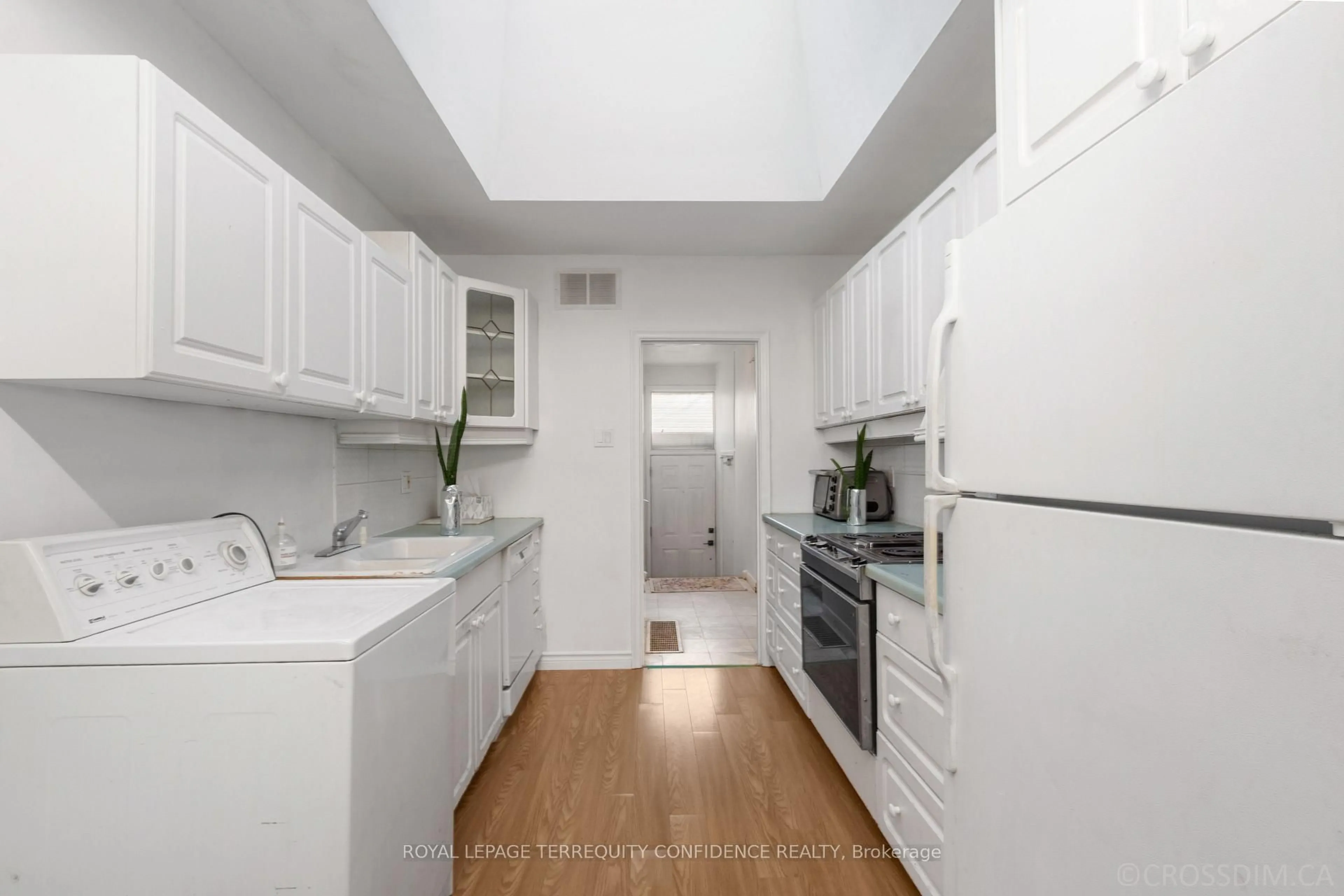 Standard kitchen, unknown for 334 Moore Park Ave, Toronto Ontario M2R 2R6