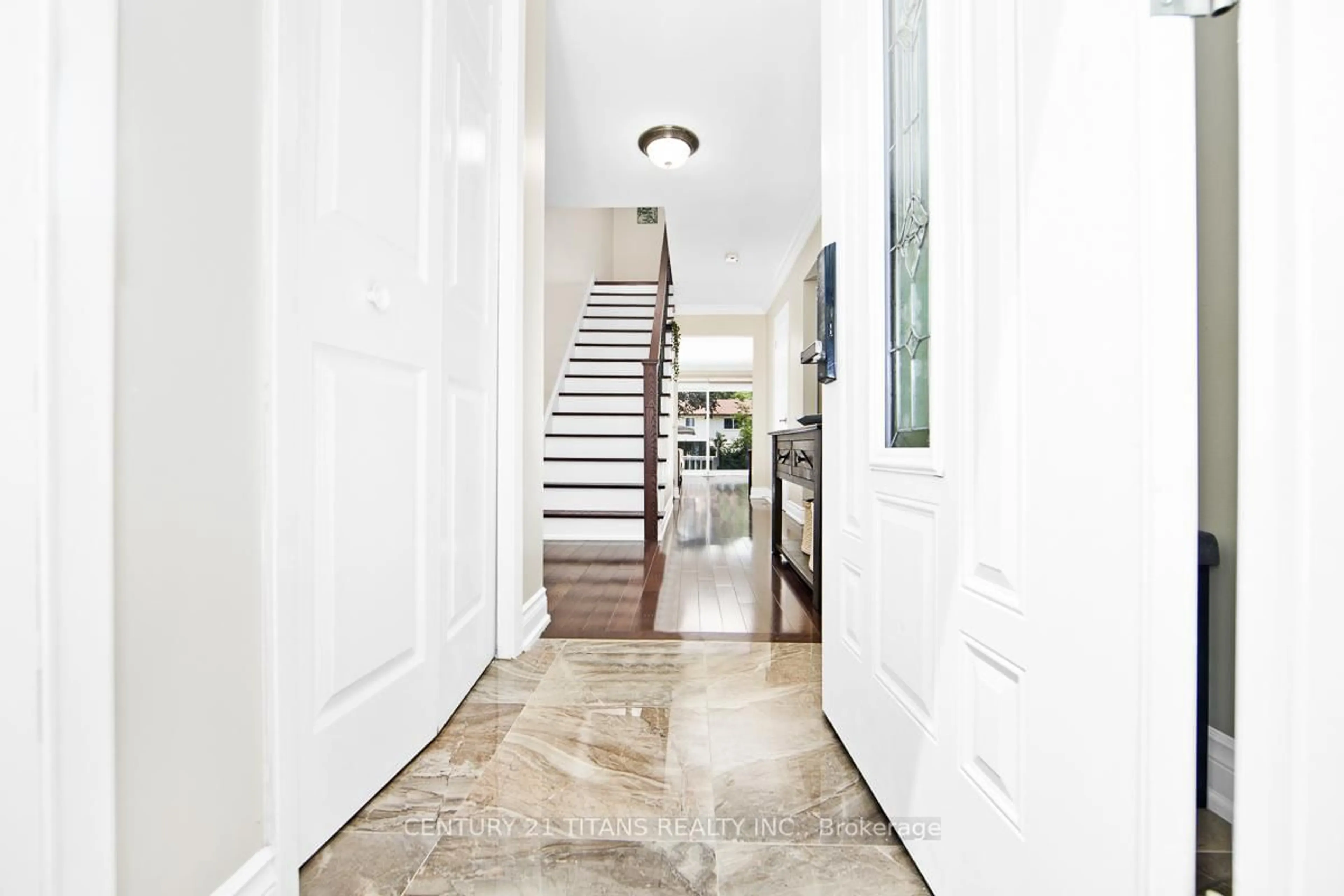 Indoor foyer for 117 Sexton Cres, Toronto Ontario M2H 2L7
