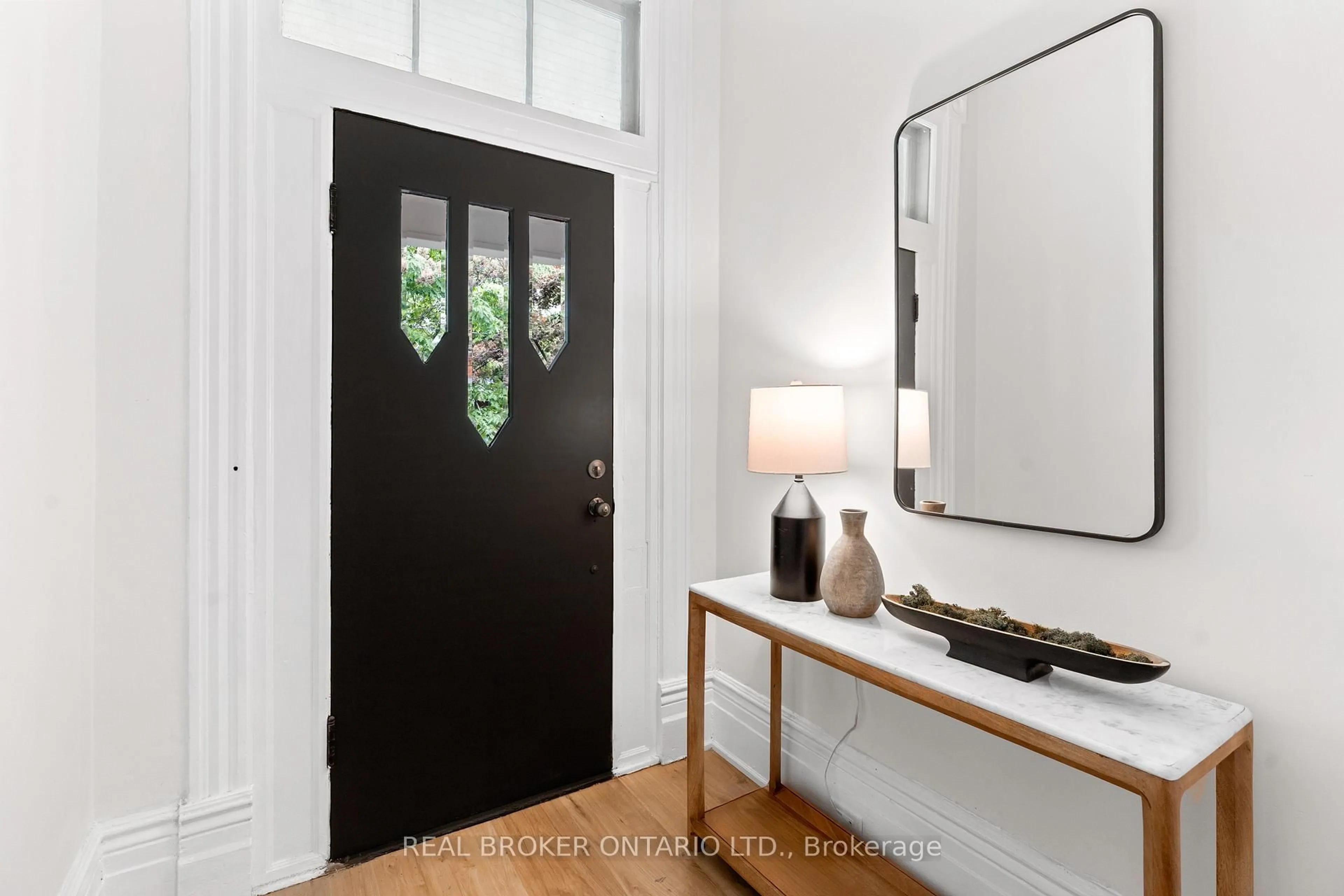 Indoor entryway for 33 Lakeview Ave, Toronto Ontario M6J 3B2
