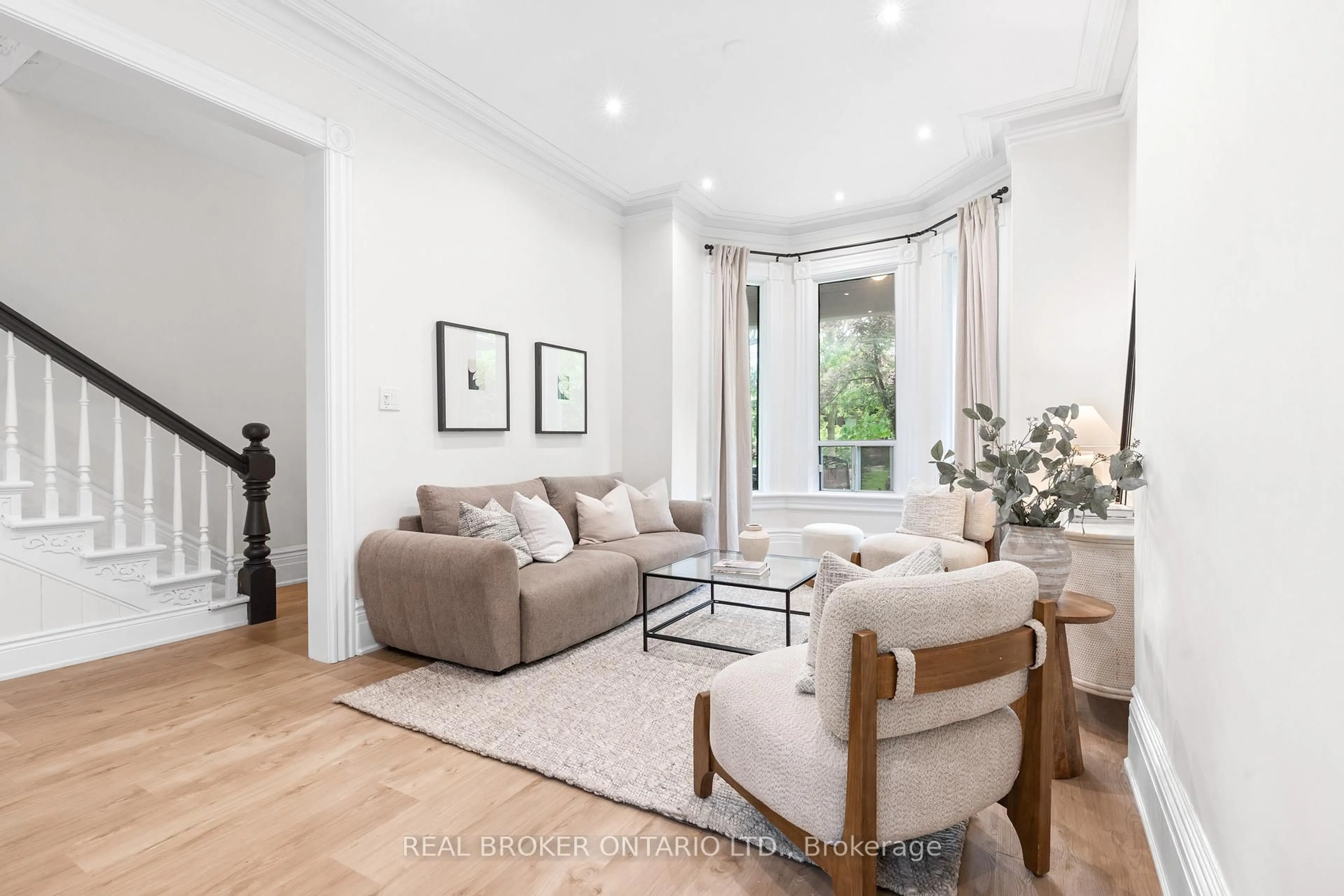 Living room with furniture, unknown for 33 Lakeview Ave, Toronto Ontario M6J 3B2