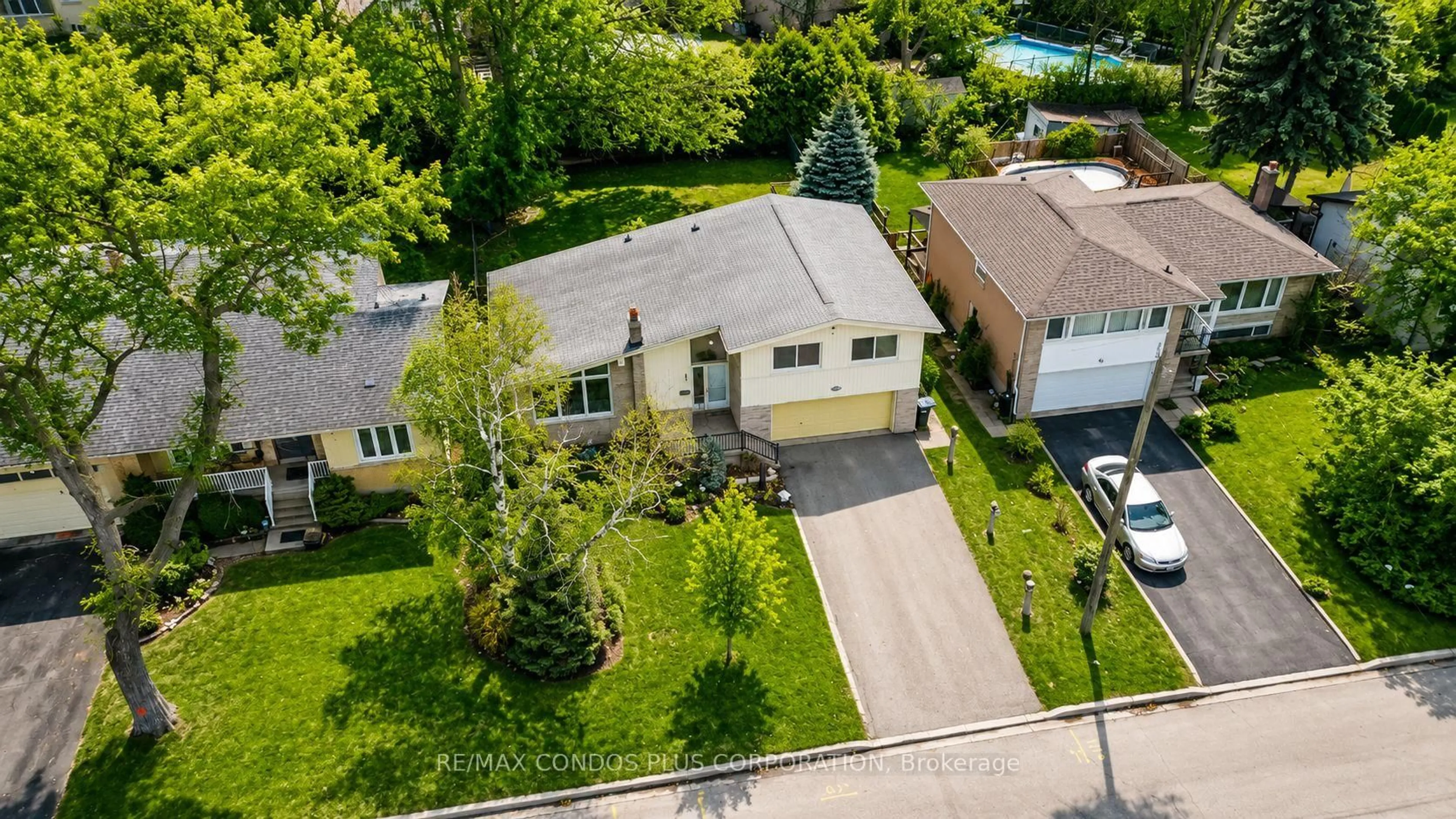 A pic from outside/outdoor area/front of a property/back of a property/a pic from drone, street for 333 Pleasant Ave, Toronto Ontario M2R 2R3