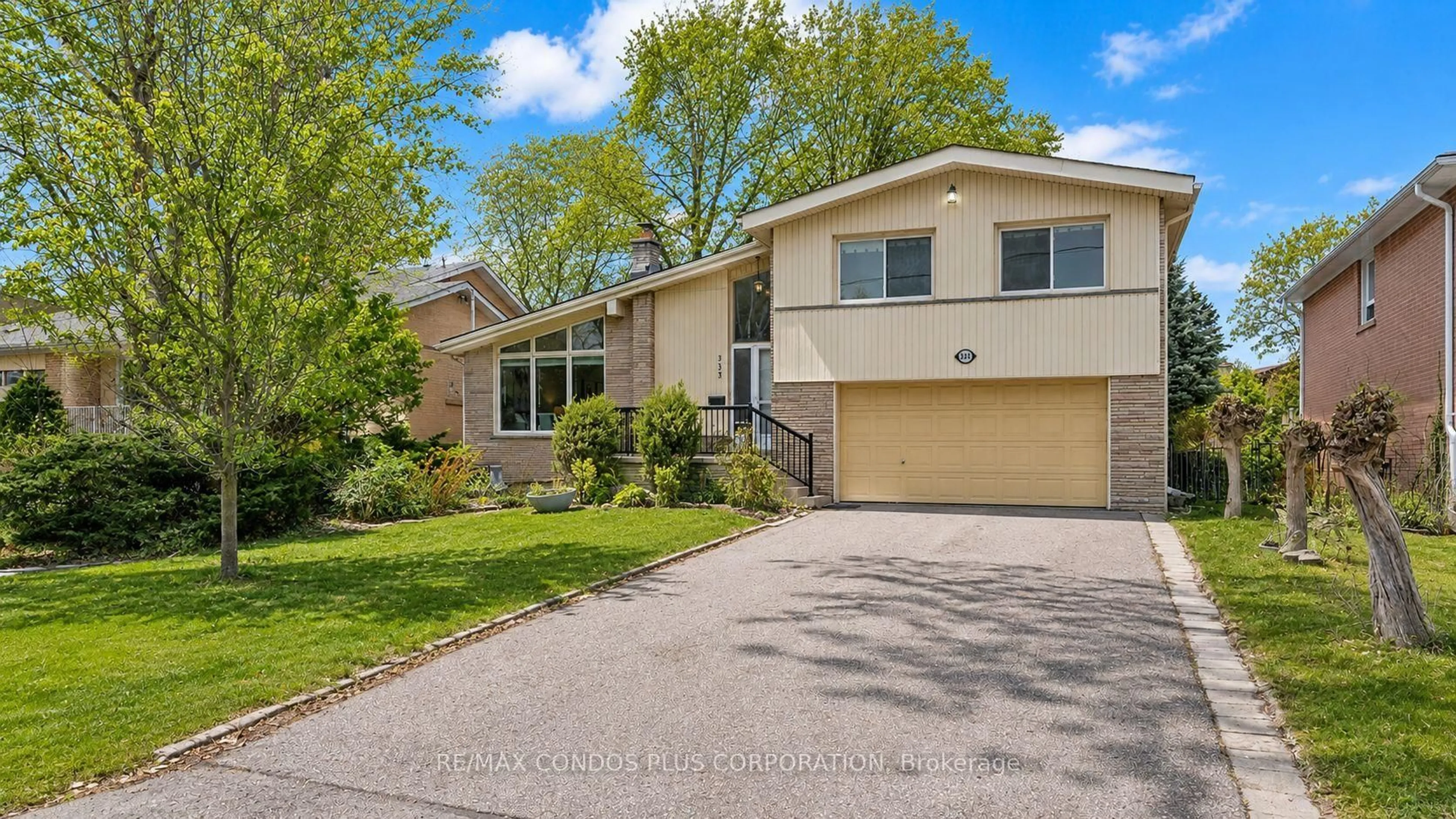Home with vinyl exterior material, street for 333 Pleasant Ave, Toronto Ontario M2R 2R3
