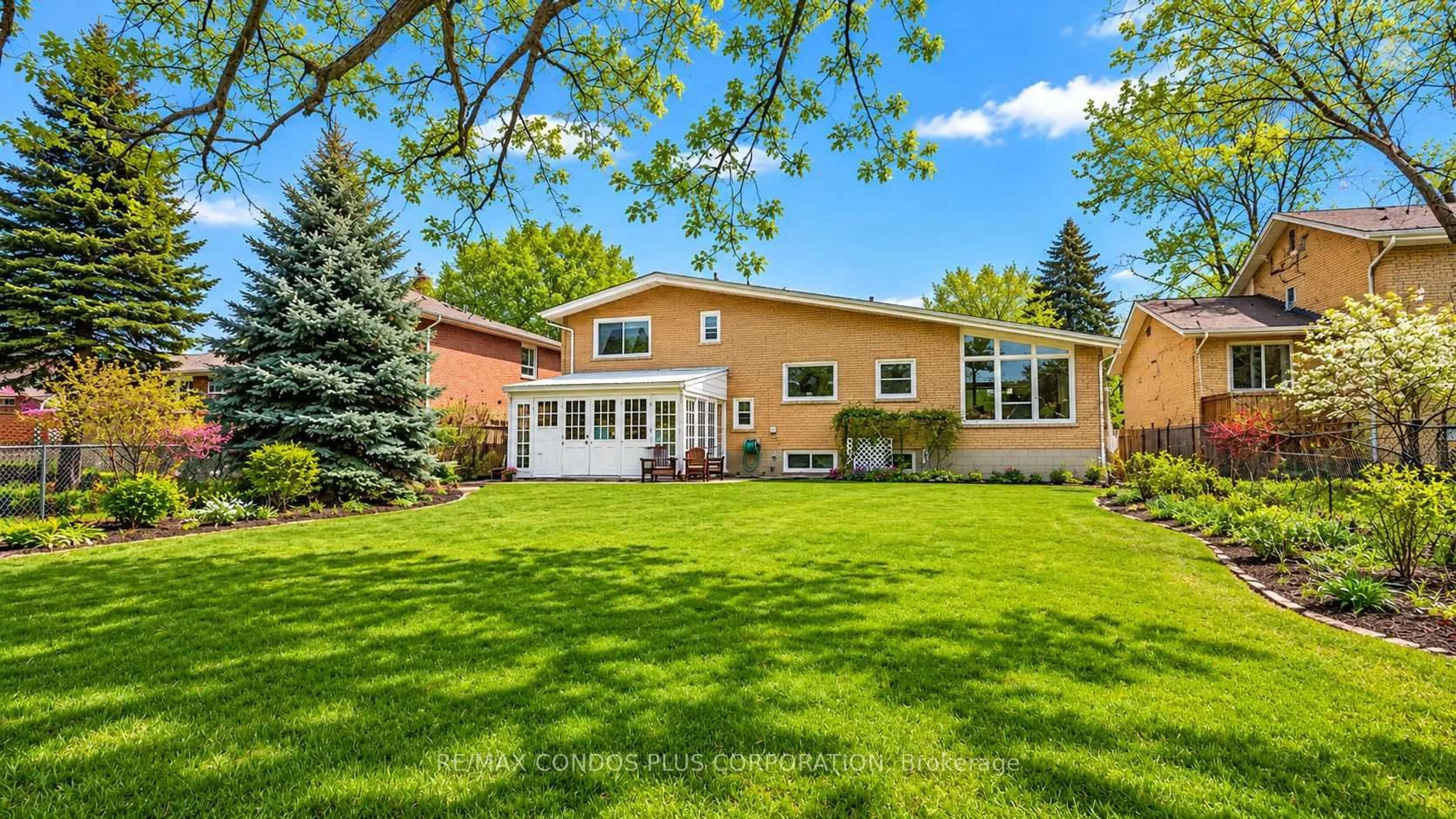 Home with brick exterior material, street for 333 Pleasant Ave, Toronto Ontario M2R 2R3