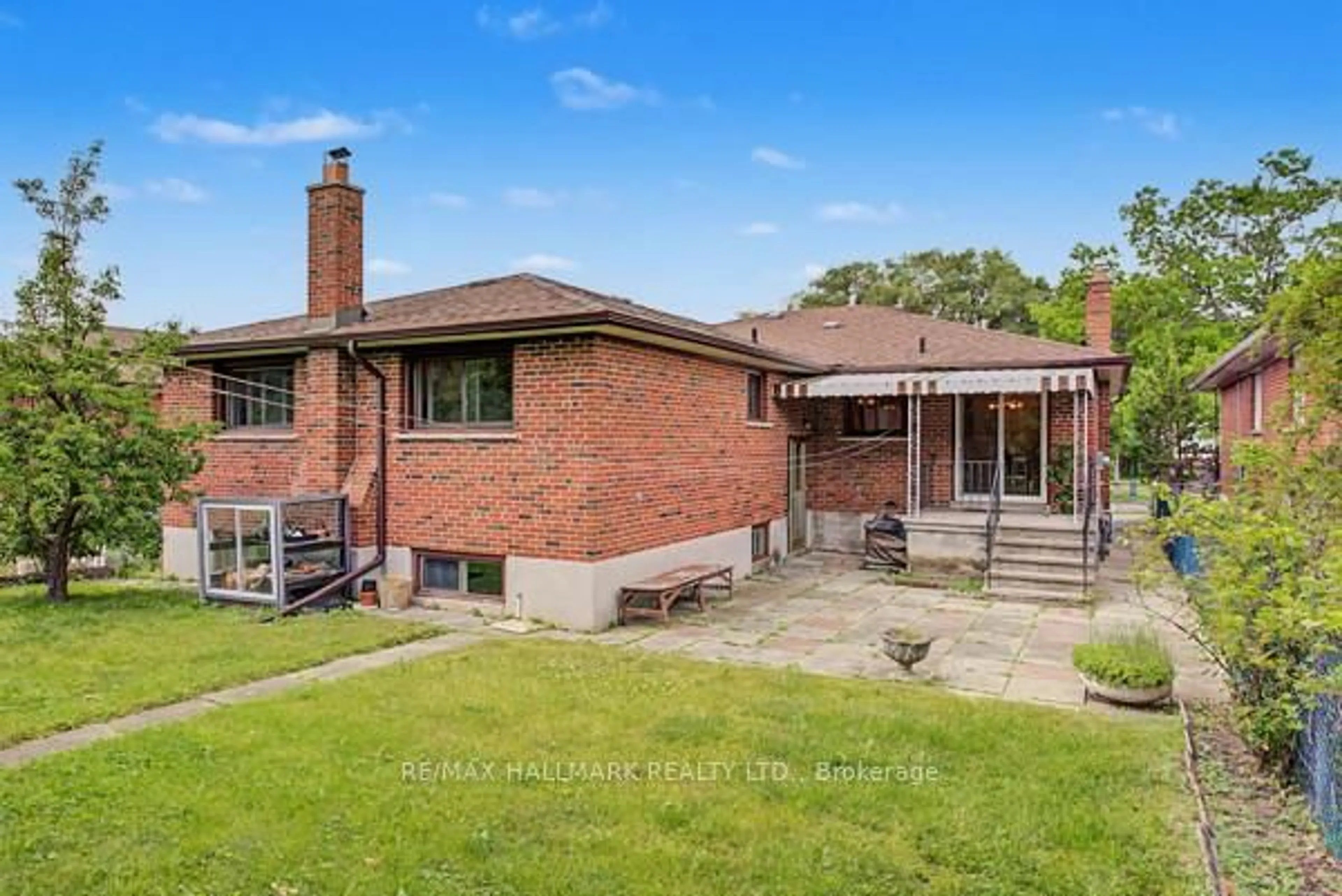 A pic from outside/outdoor area/front of a property/back of a property/a pic from drone, building for 17 Chalet Rd, Toronto Ontario M2J 3V3