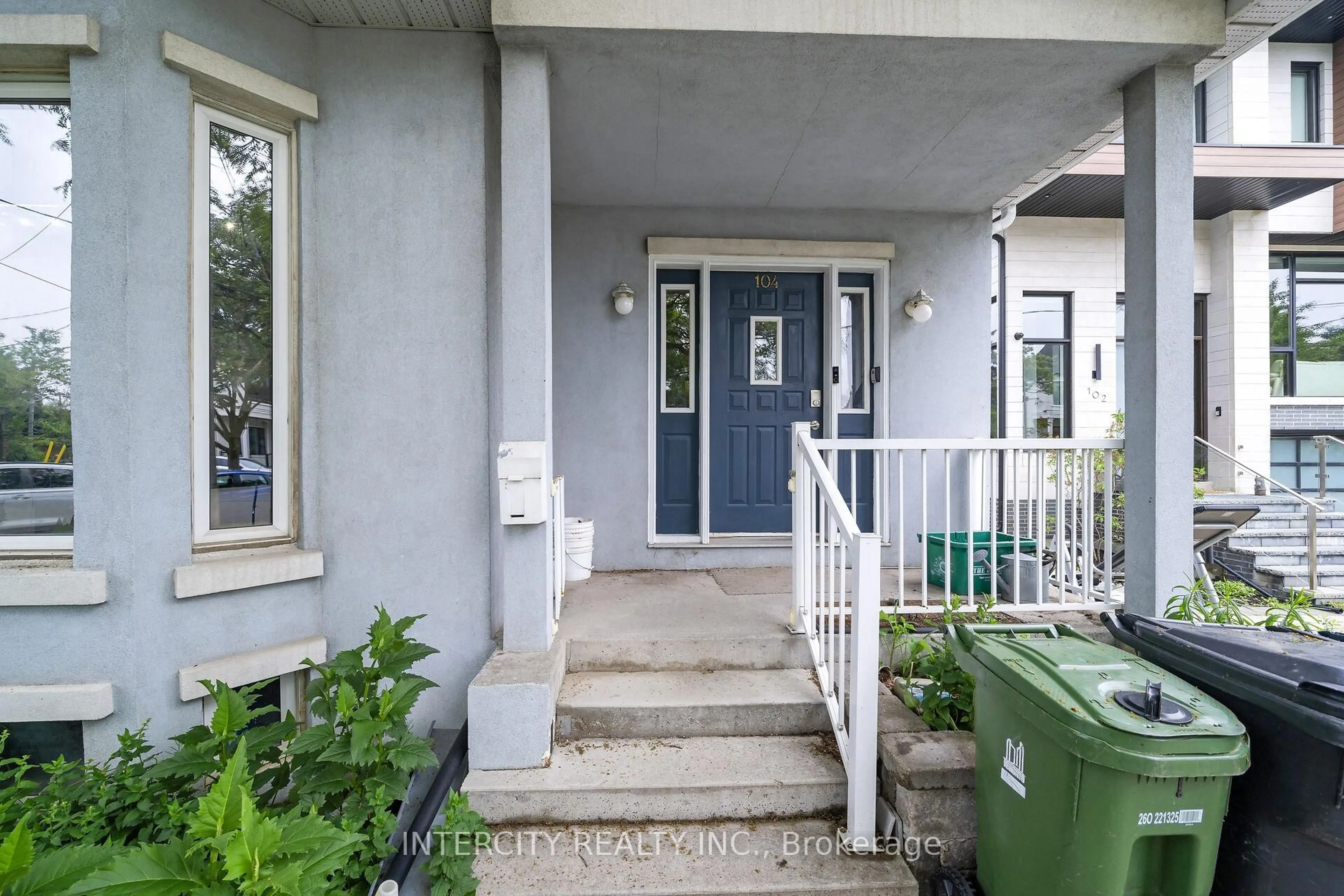 Indoor entryway for 104 Allingham Gdns, Toronto Ontario M3H 1Y2