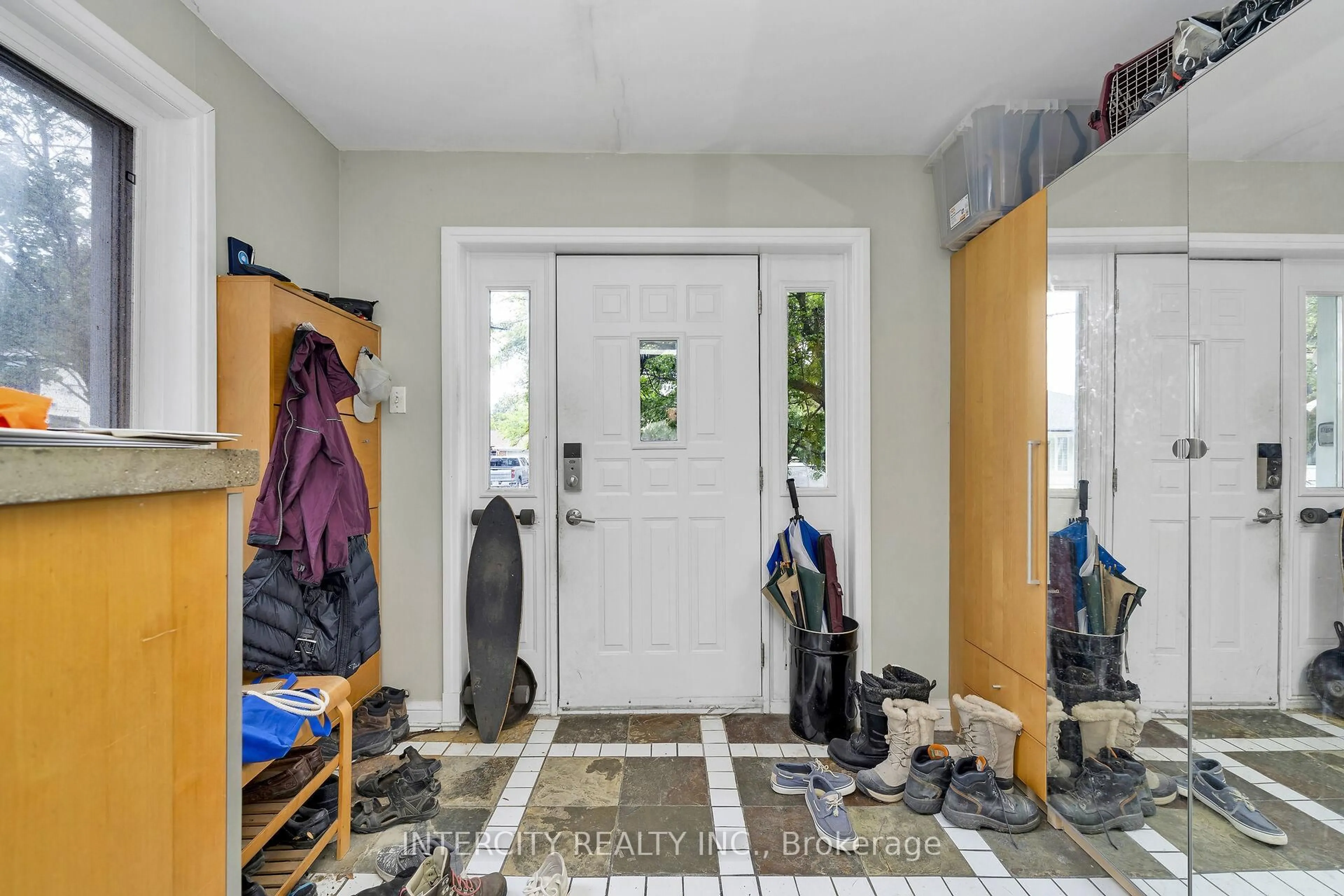 Indoor entryway for 104 Allingham Gdns, Toronto Ontario M3H 1Y2