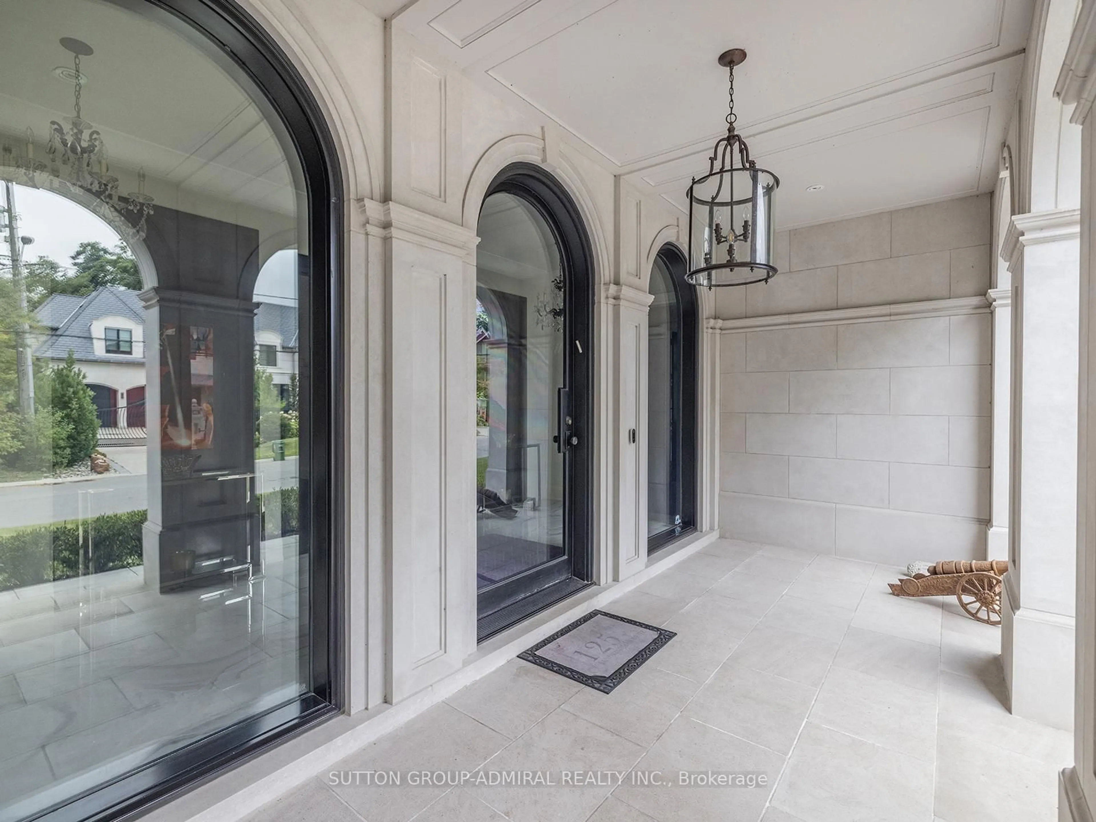 Indoor foyer for 125 Sandringham Dr, Toronto Ontario M3H 1E2