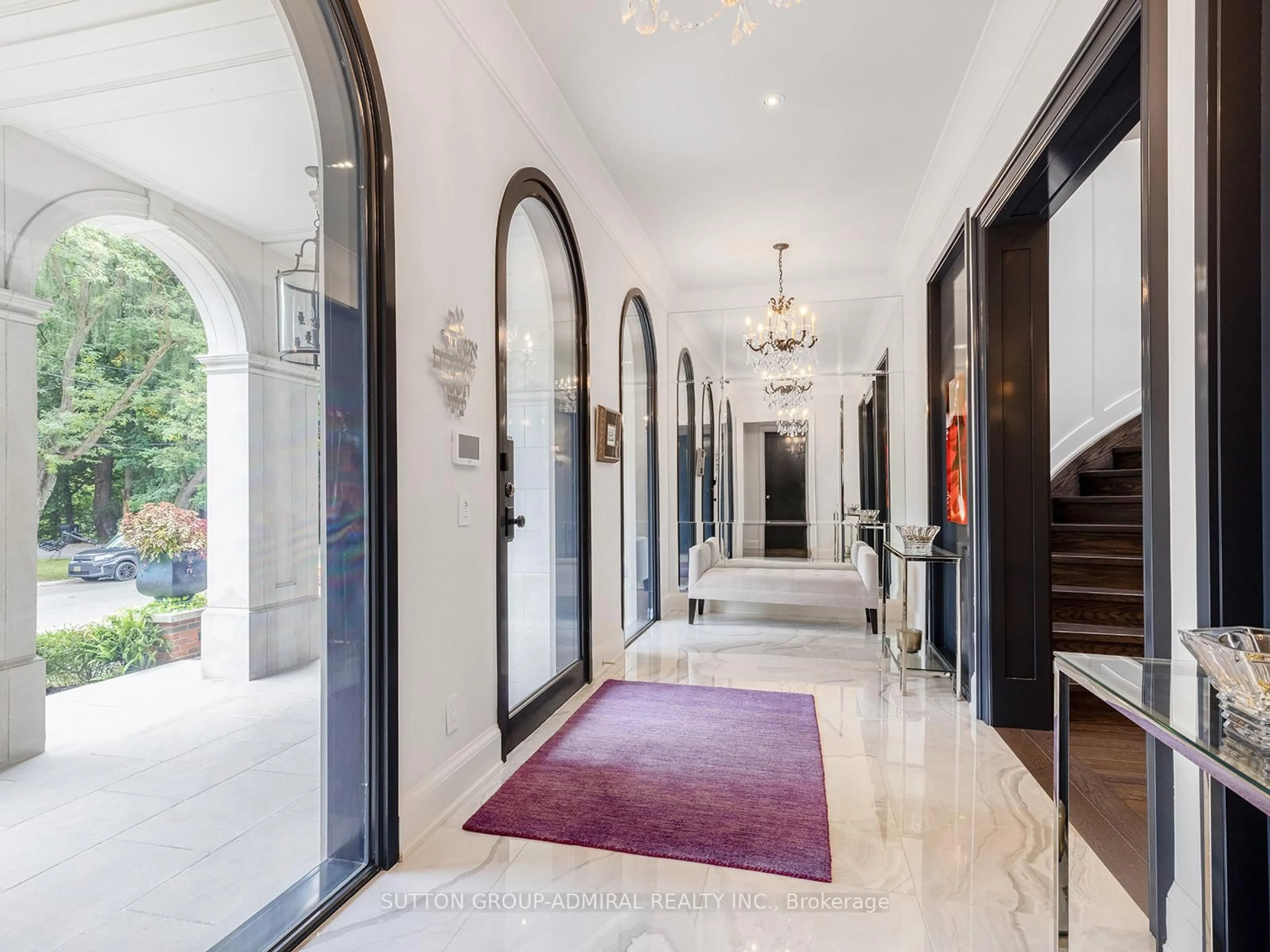 Indoor foyer for 125 Sandringham Dr, Toronto Ontario M3H 1E2