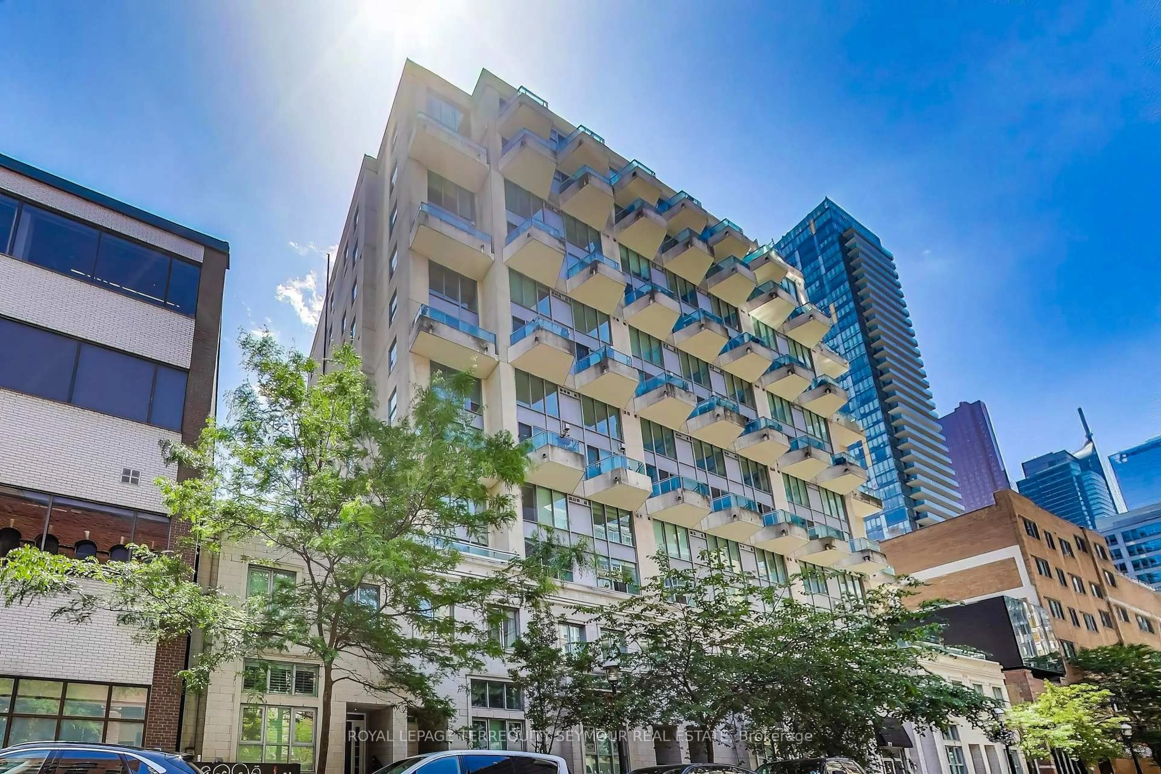Patio, building for 77 Lombard St #PH3, Toronto Ontario M5C 3E1