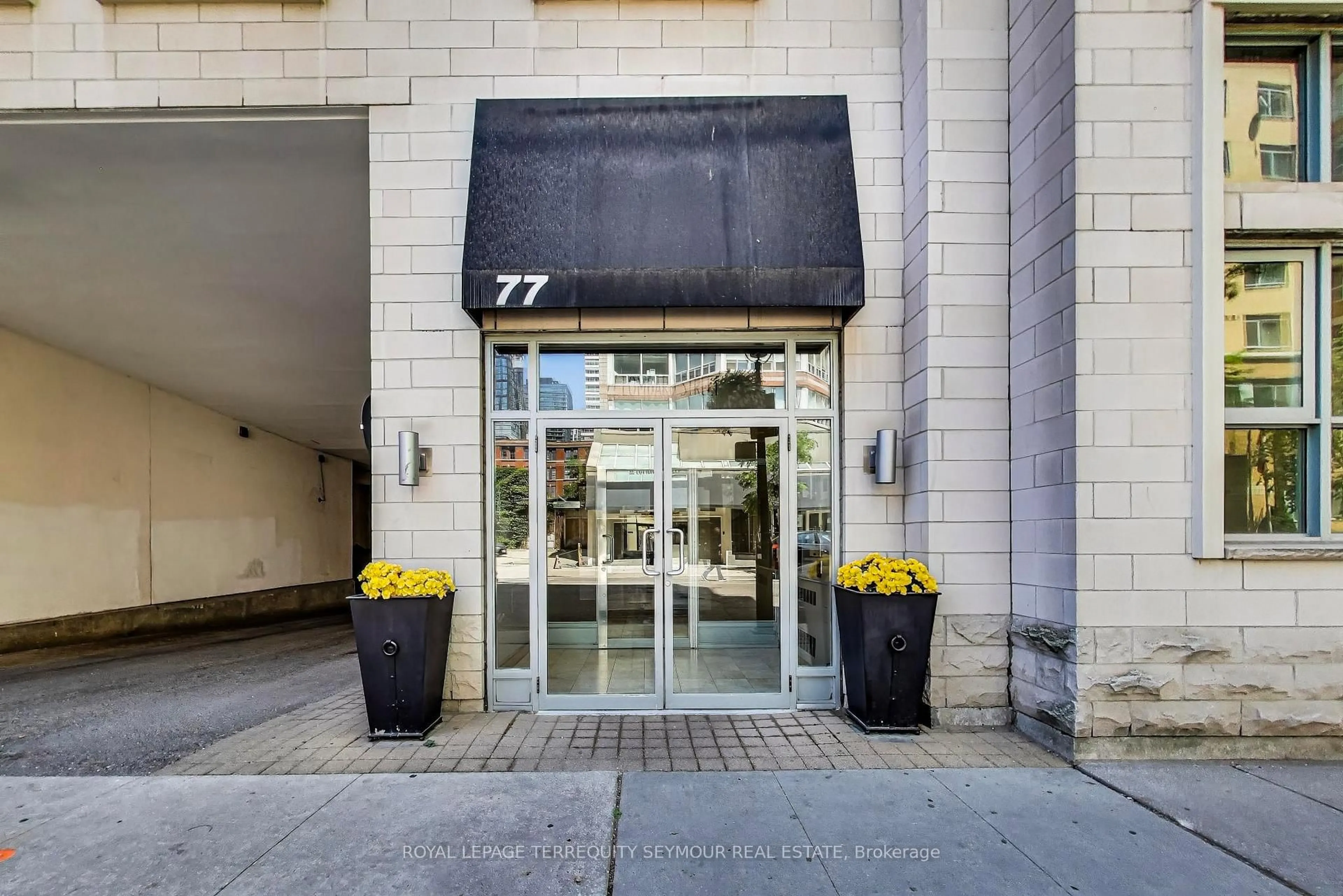 Indoor foyer for 77 Lombard St #PH3, Toronto Ontario M5C 3E1