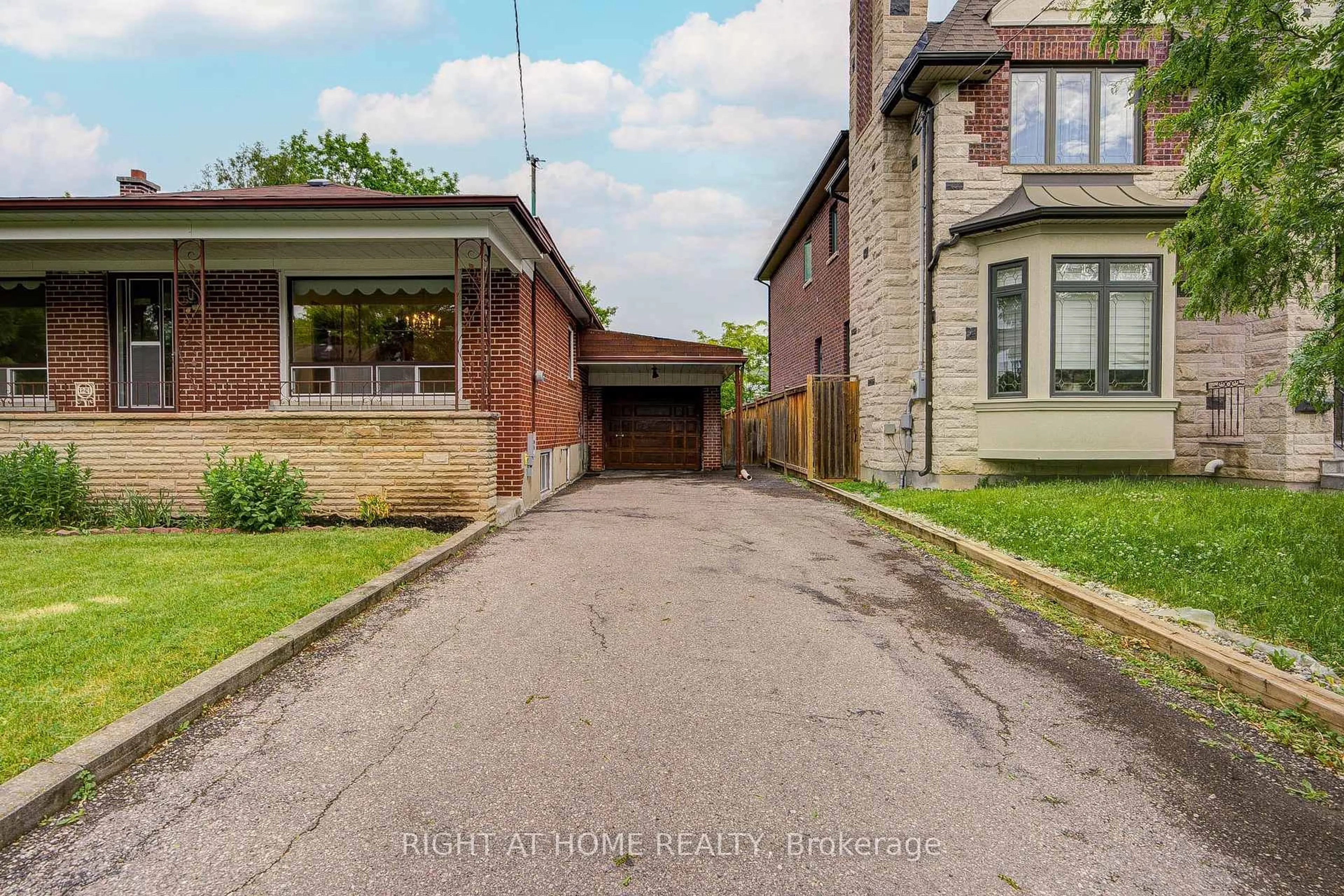 A pic from outside/outdoor area/front of a property/back of a property/a pic from drone, street for 124 Patricia Ave, Toronto Ontario M2M 1J4