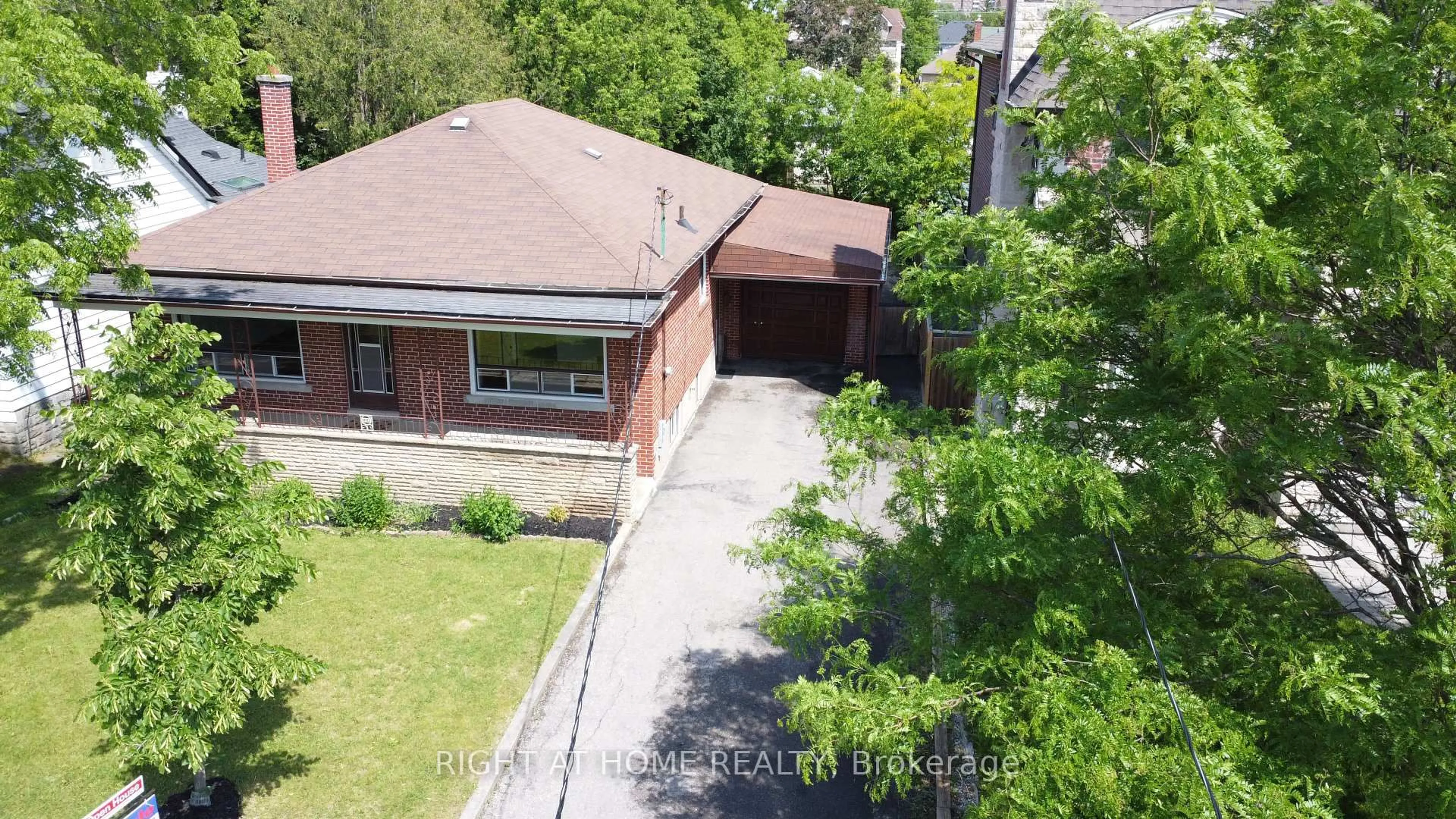 A pic from outside/outdoor area/front of a property/back of a property/a pic from drone, street for 124 Patricia Ave, Toronto Ontario M2M 1J4