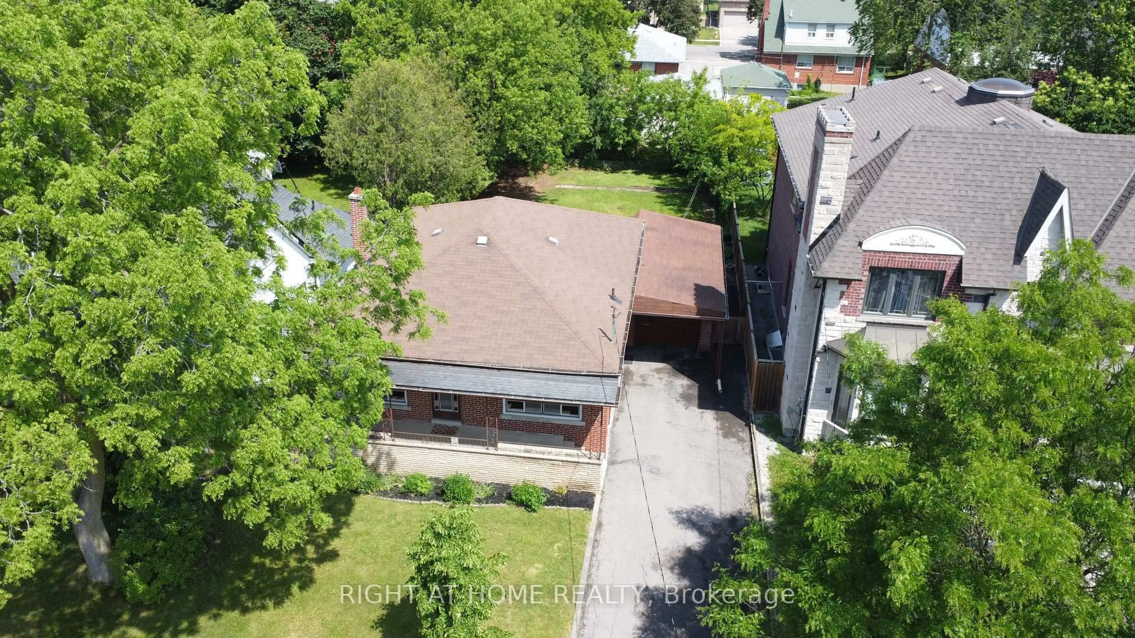 A pic from outside/outdoor area/front of a property/back of a property/a pic from drone, city buildings view from balcony for 124 Patricia Ave, Toronto Ontario M2M 1J4