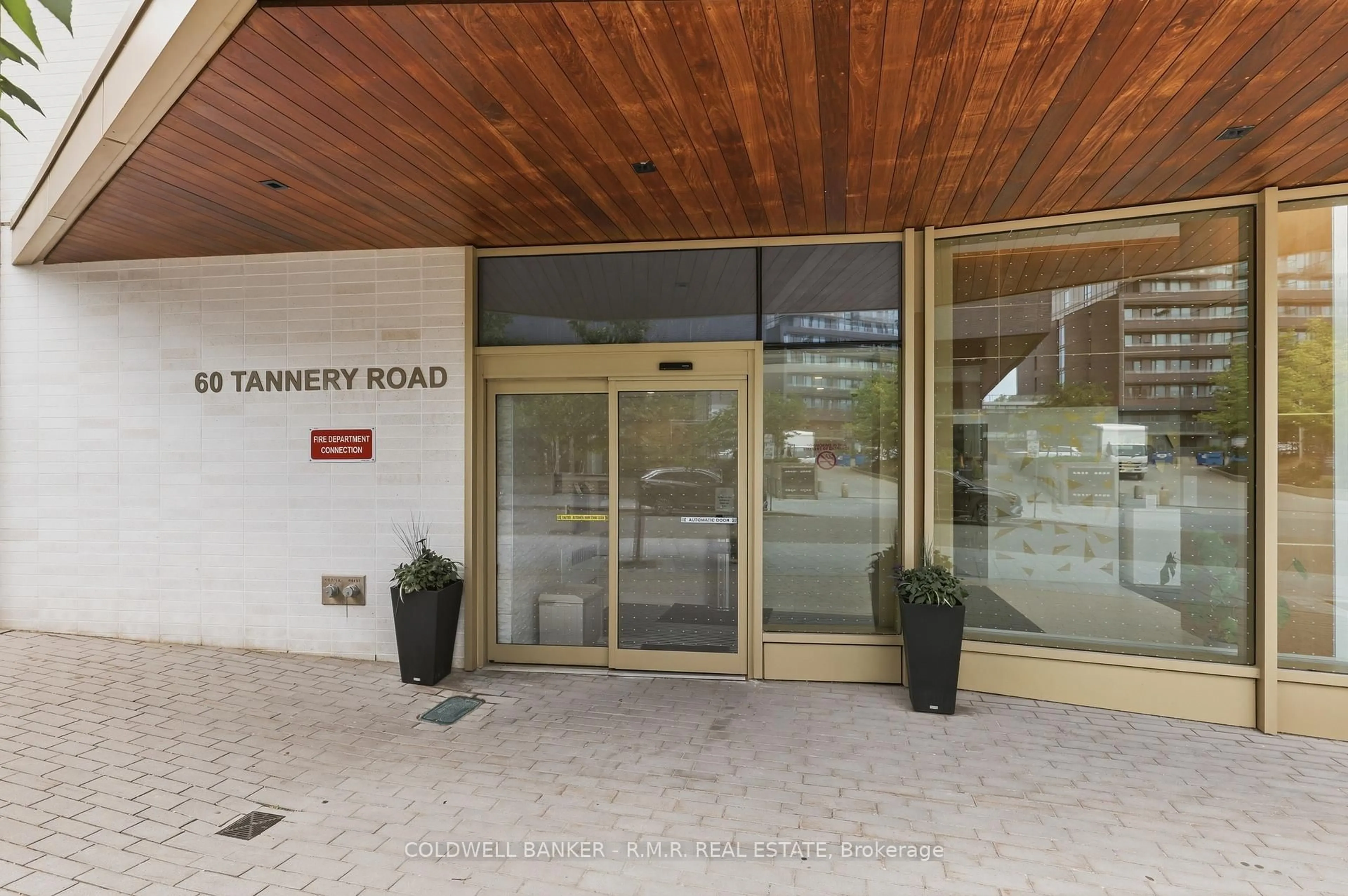 Indoor foyer for 60 Tannery Rd #815, Toronto Ontario M5A 0S8