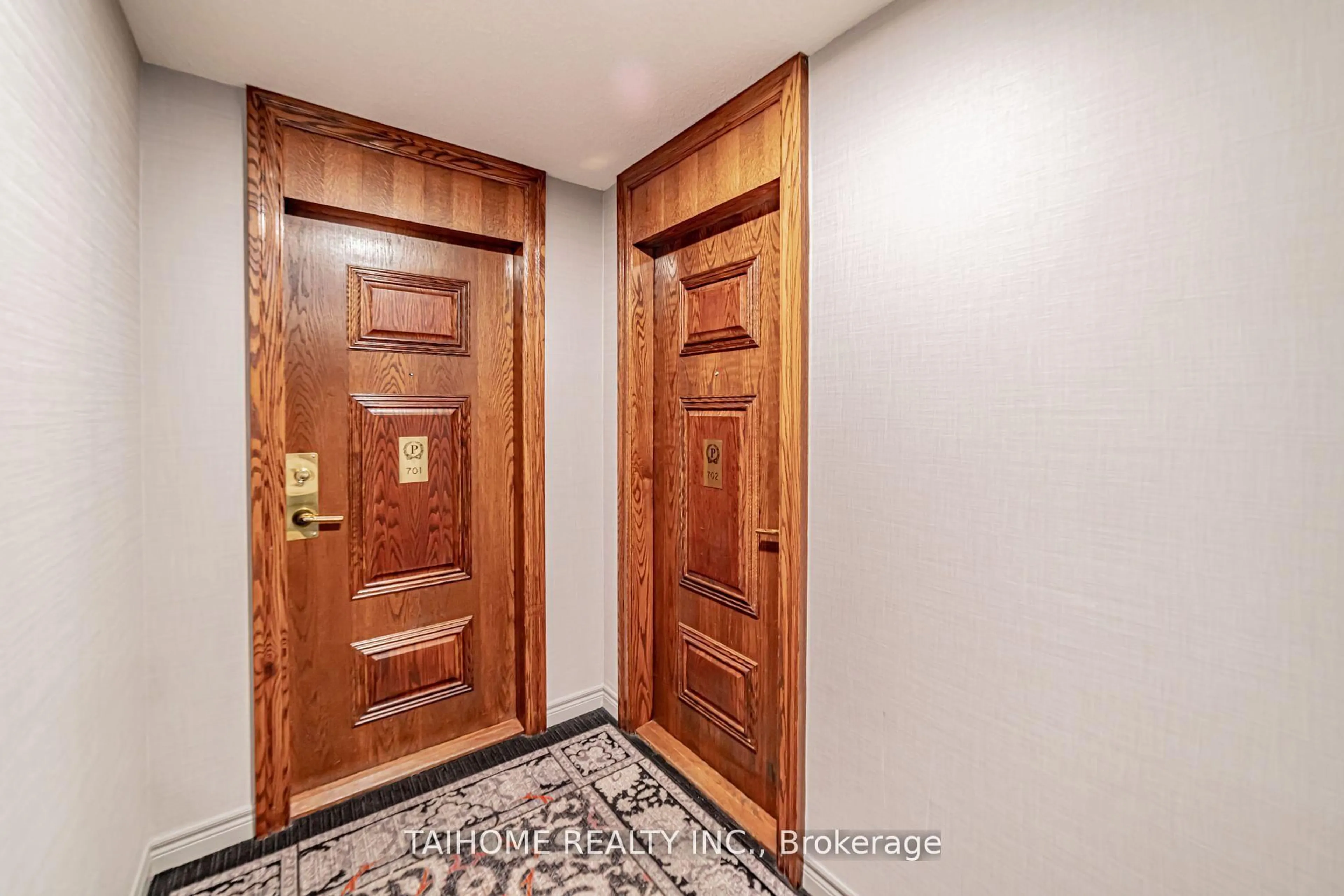 Indoor foyer for 1 Pemberton Ave #702, Toronto Ontario M2M 4L9