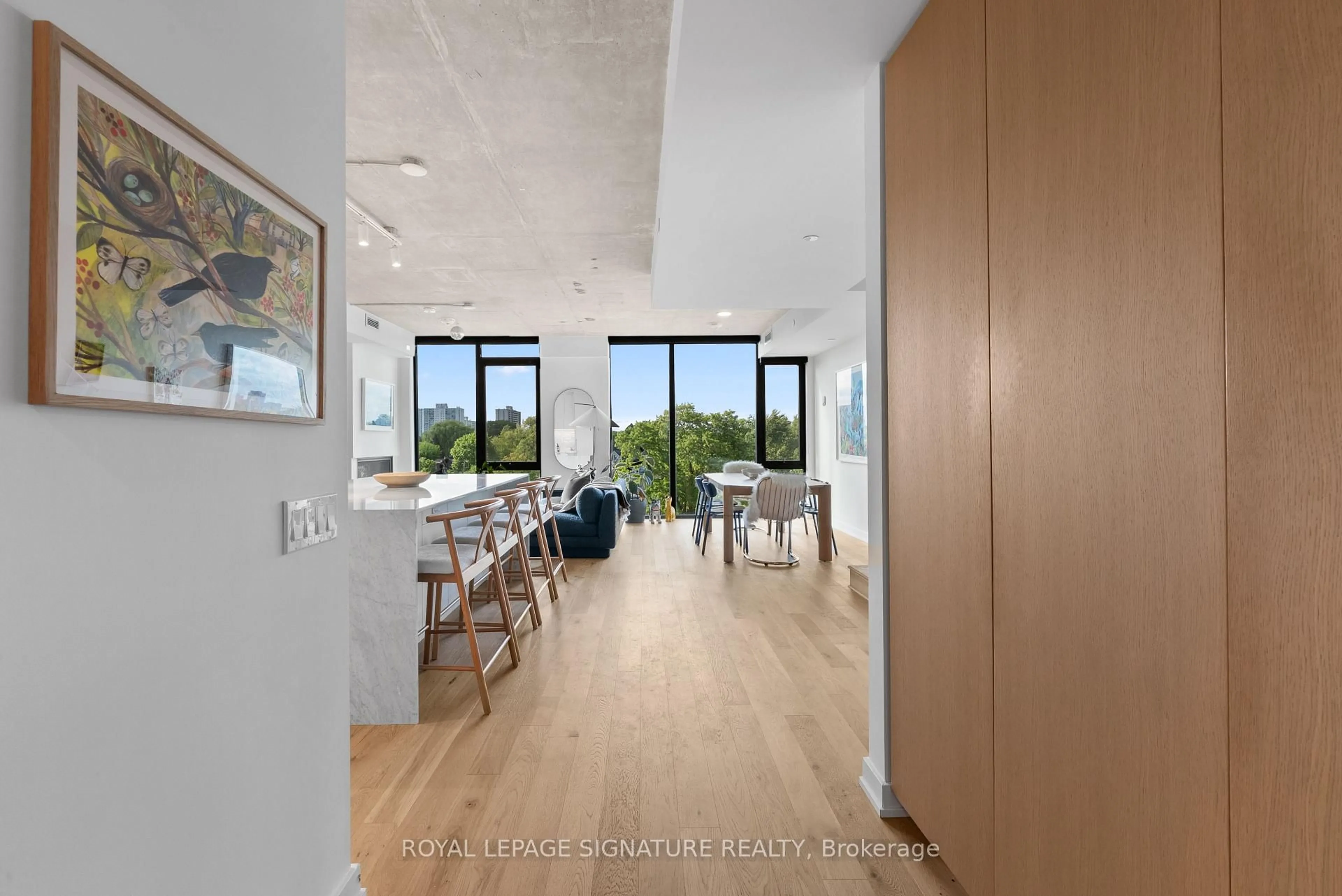 Indoor foyer for 899 College St #PH604, Toronto Ontario M6H 3P7