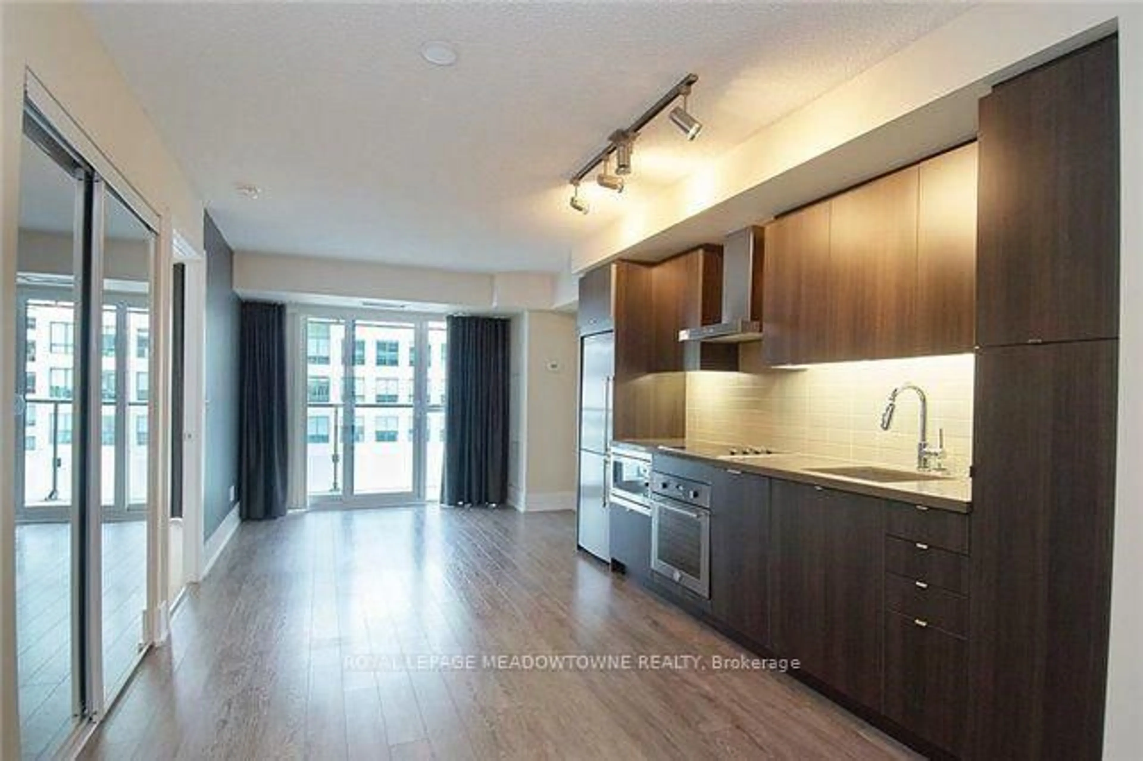 Open concept kitchen, wood/laminate floor for 300 Front St #601, Toronto Ontario M5V 0E9