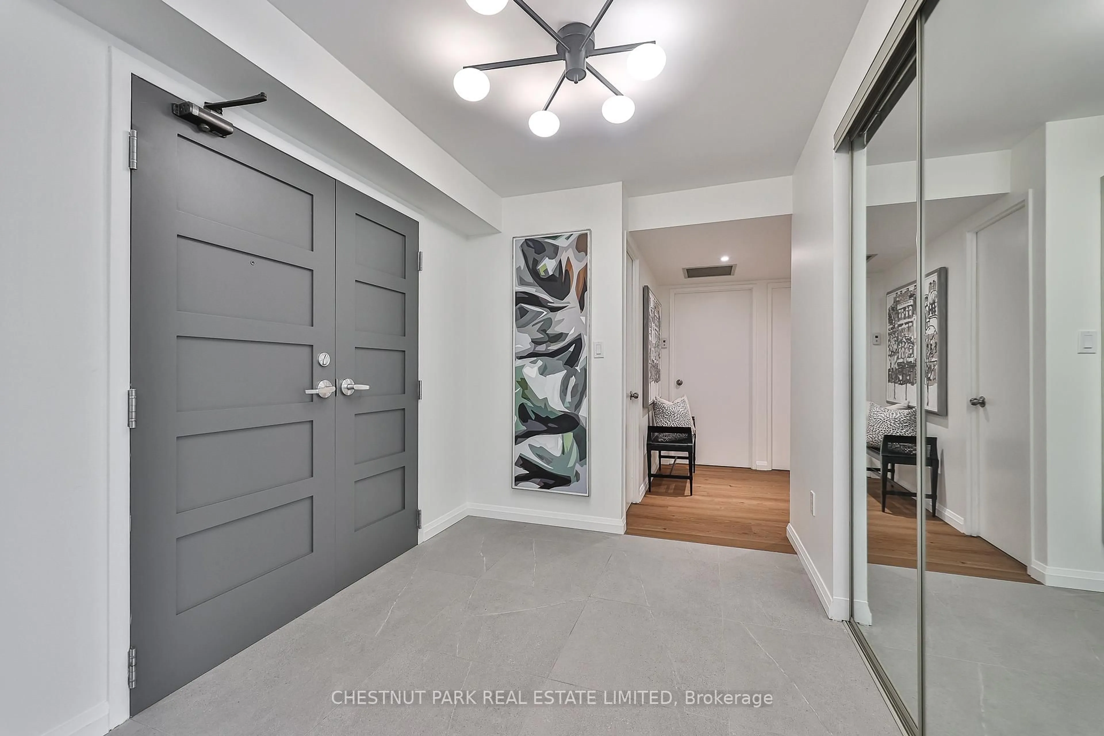 Indoor entryway for 188 Spadina Ave #301, Toronto Ontario M5T 3A4