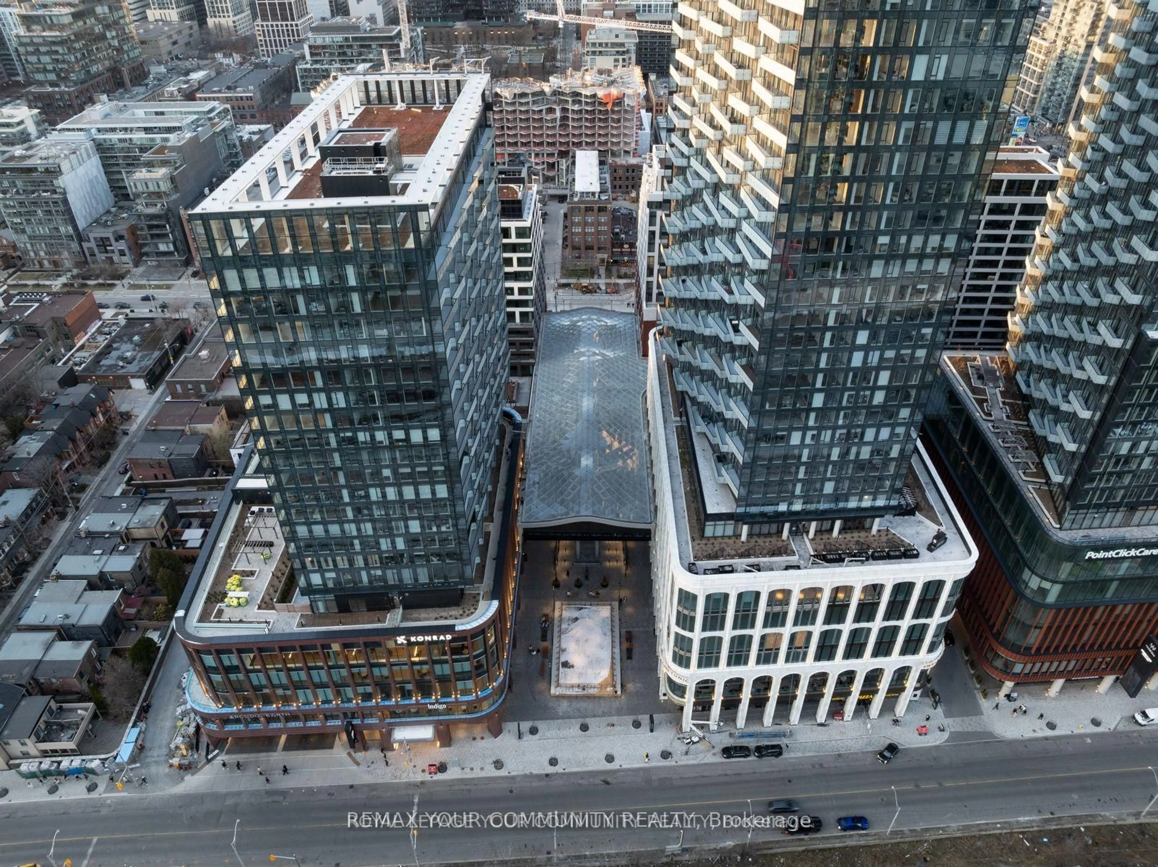 A pic from outside/outdoor area/front of a property/back of a property/a pic from drone, city buildings view from balcony for 470 Front St #2015, Toronto Ontario M5V 0V6