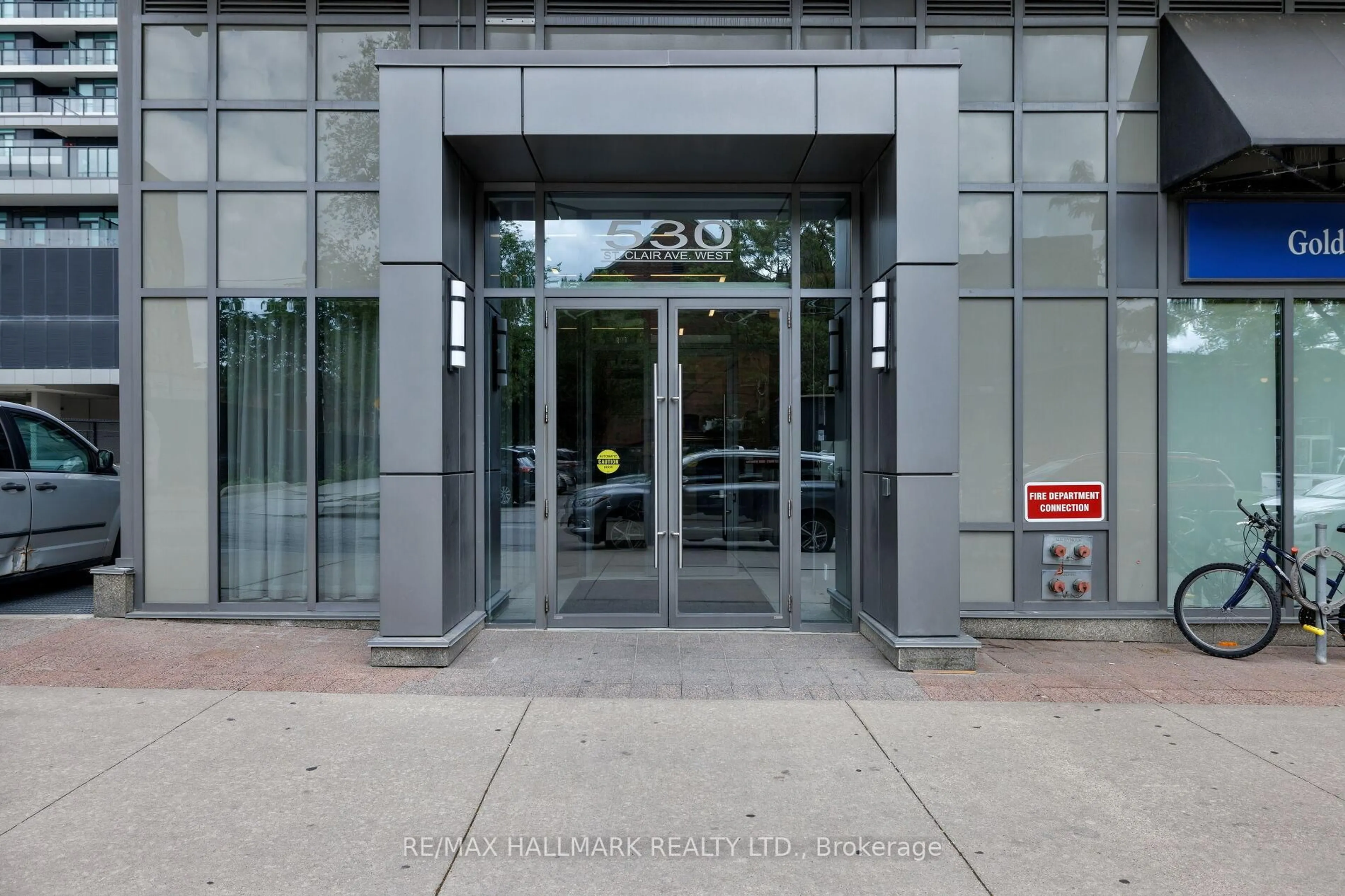 Indoor foyer for 530 St Clair Ave #1401, Toronto Ontario M6C 0A2