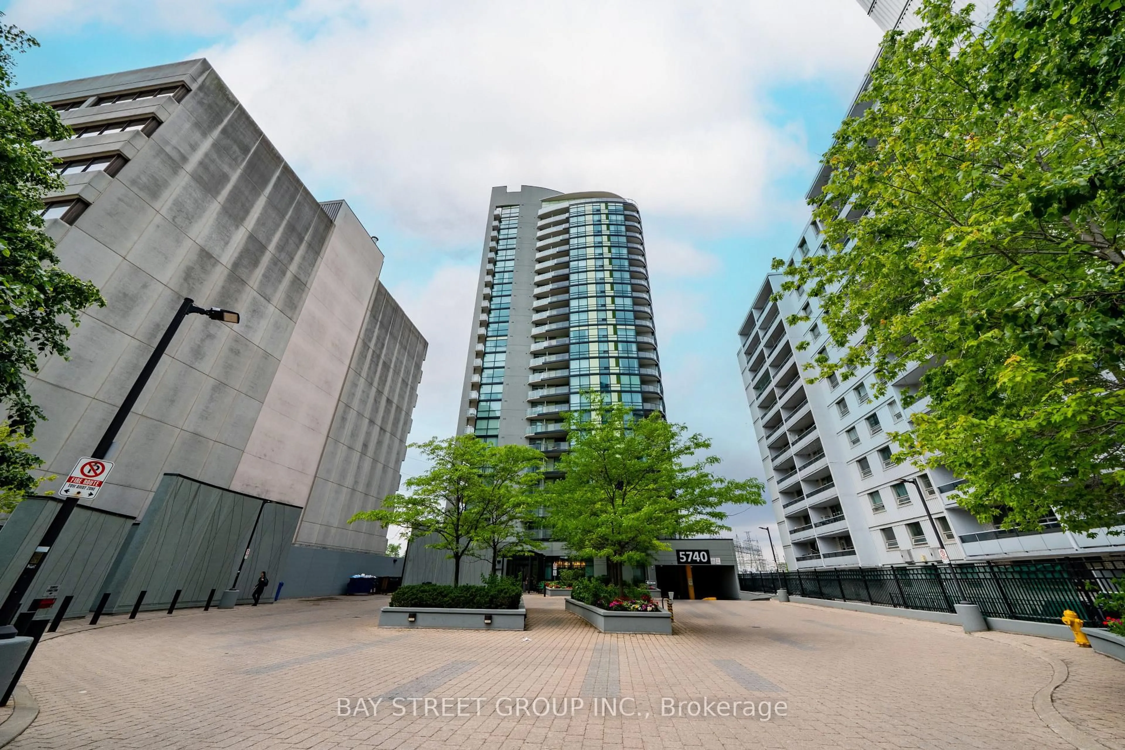 A pic from outside/outdoor area/front of a property/back of a property/a pic from drone, city buildings view from balcony for 5740 Yonge St #2009, Toronto Ontario M2M 3T3