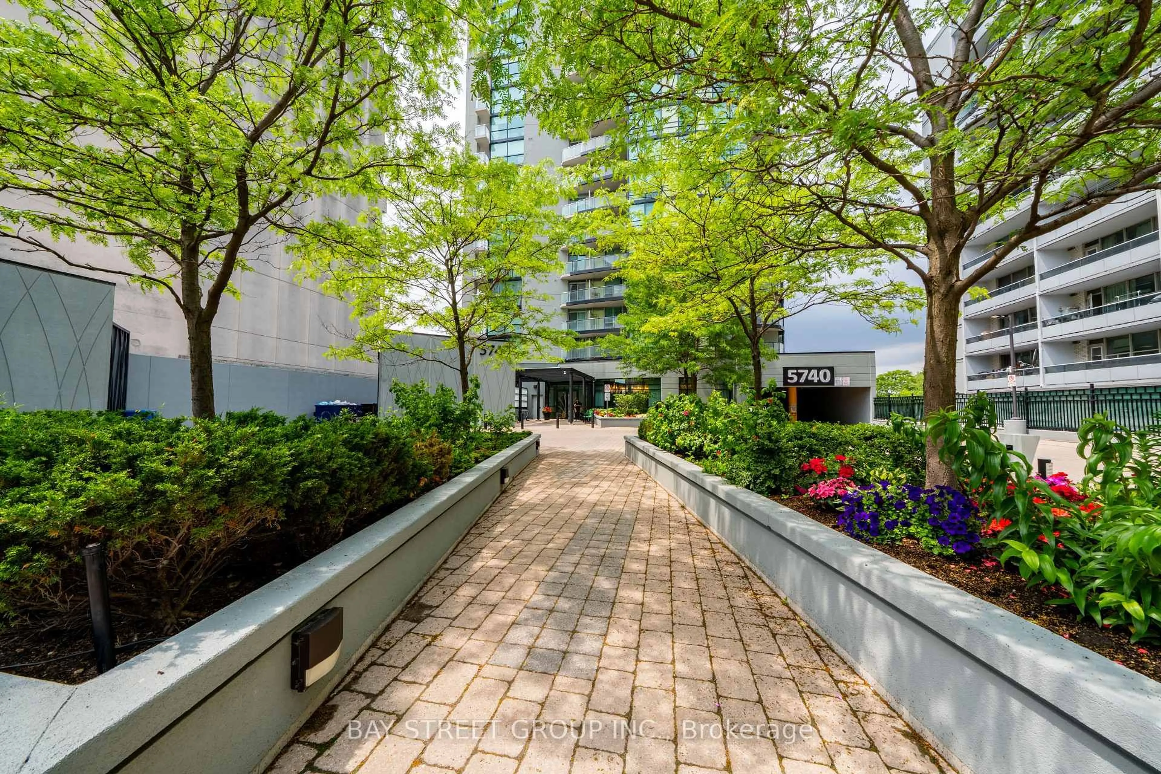 Patio, street for 5740 Yonge St #2009, Toronto Ontario M2M 3T3