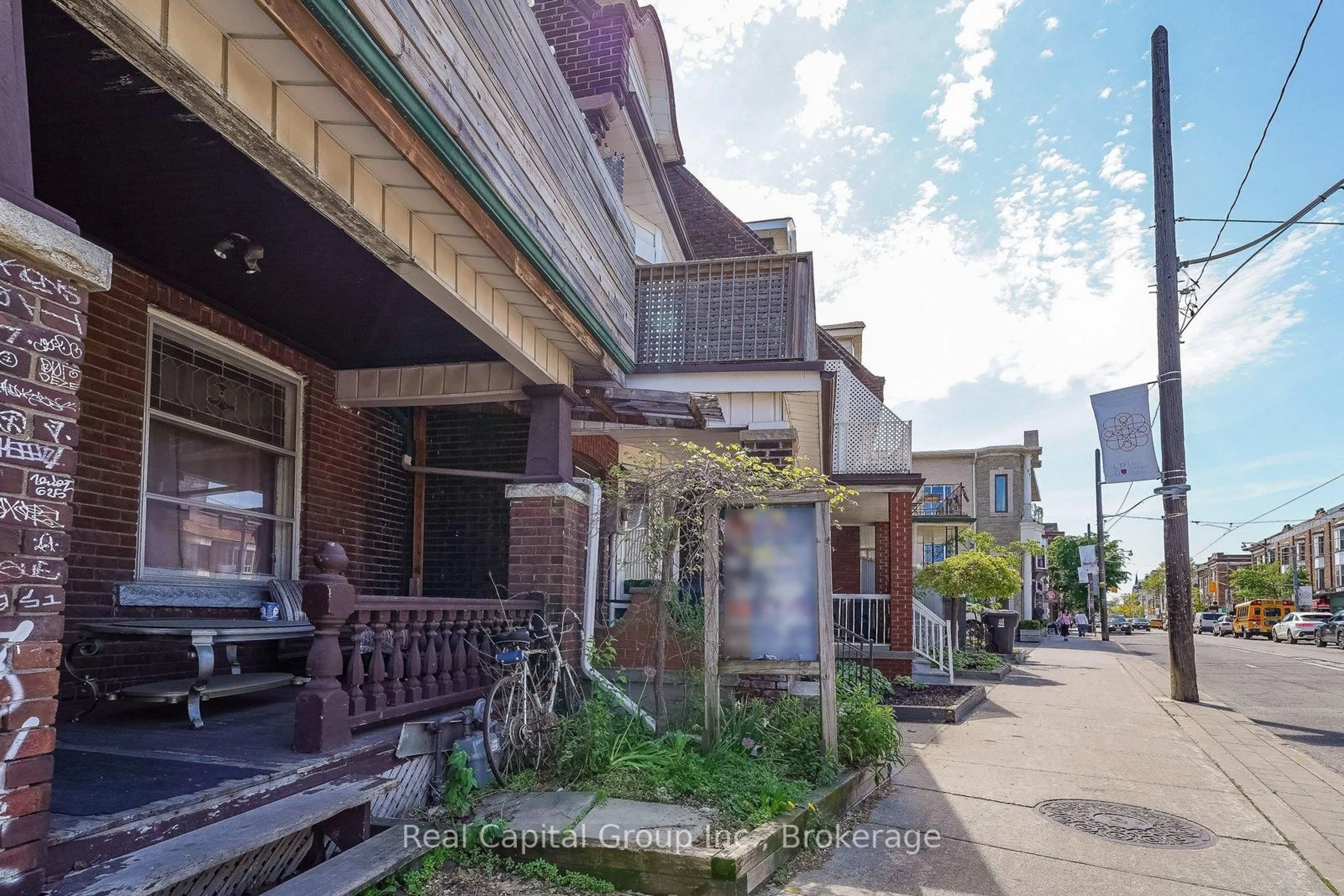 Patio, street for 1393 Dundas St, Toronto Ontario M6J 1Y4