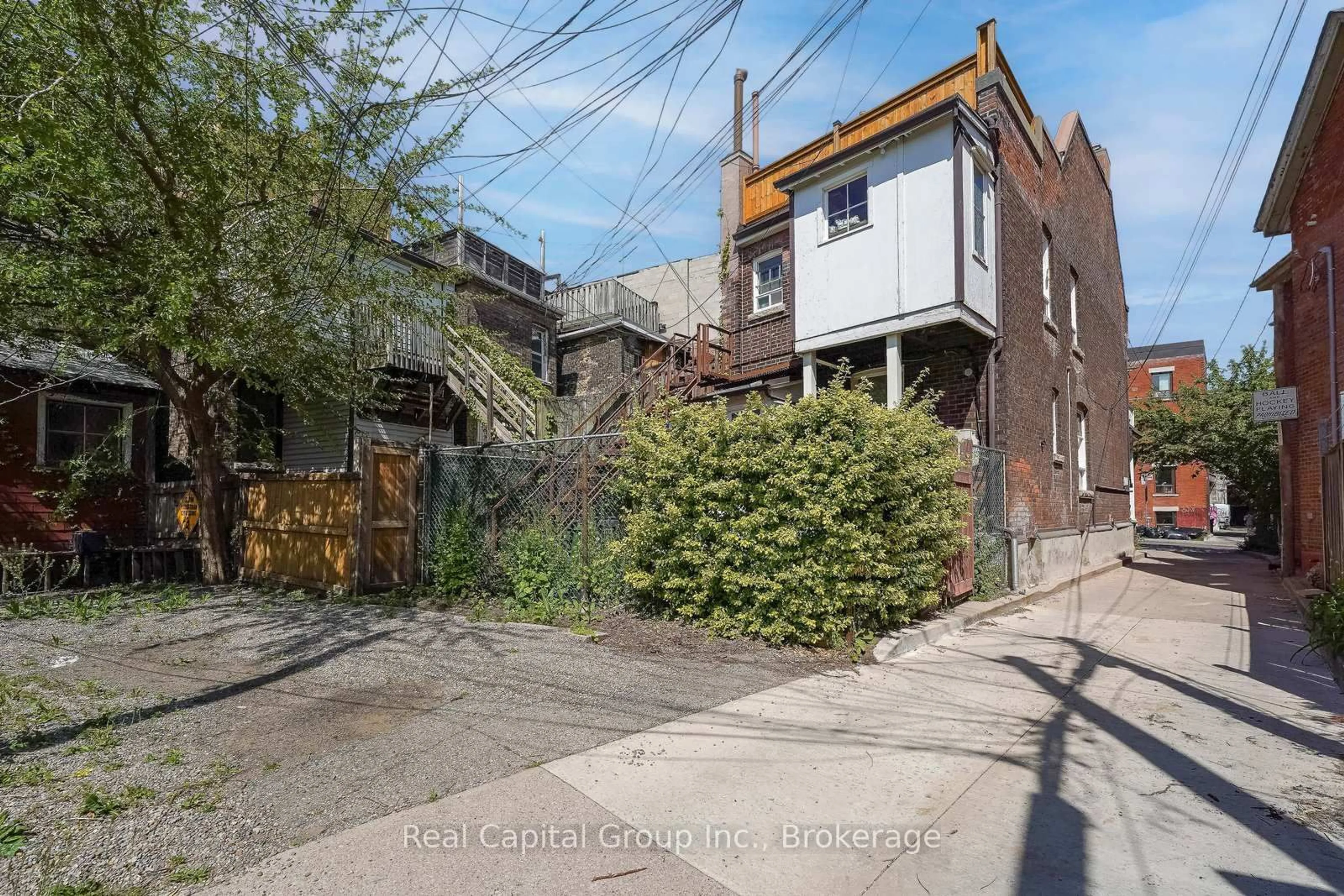 A pic from outside/outdoor area/front of a property/back of a property/a pic from drone, street for 1393 Dundas St, Toronto Ontario M6J 1Y4