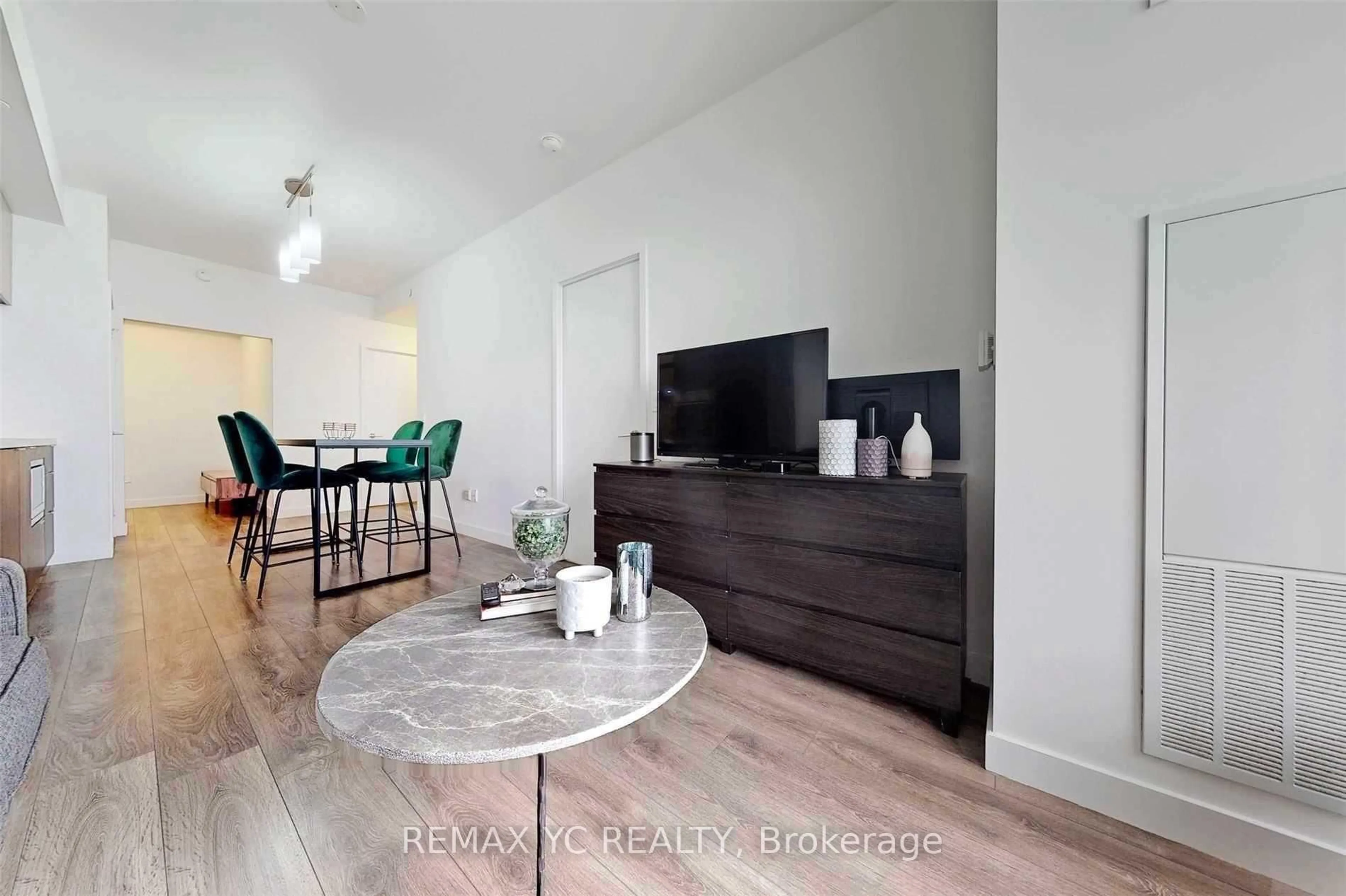 Living room with furniture, wood/laminate floor for 8 Eglinton Ave #2212, Toronto Ontario M4P 0C1
