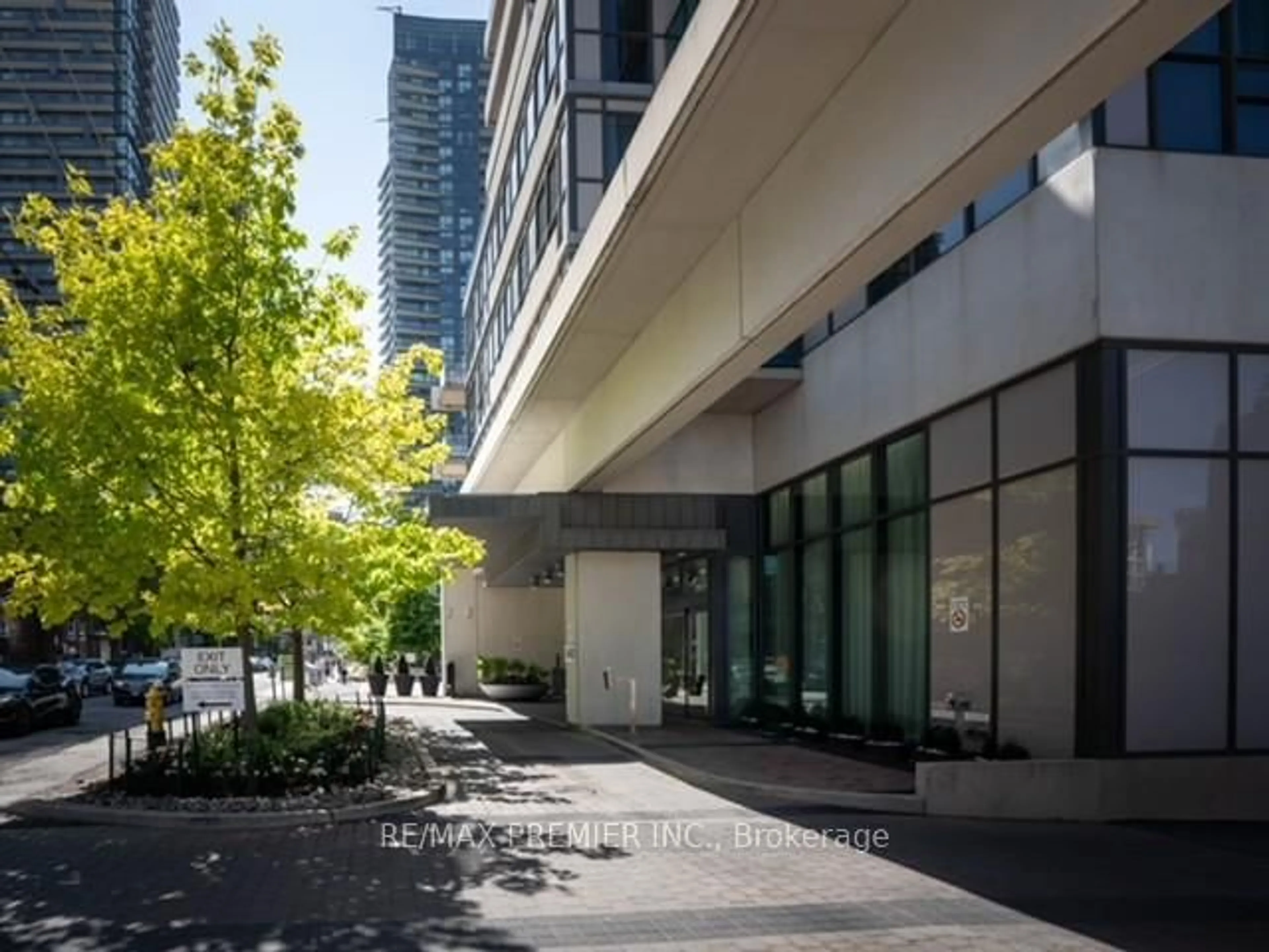 Indoor foyer for 70 Roehampton Ave #2315, Toronto Ontario M4P 1R2