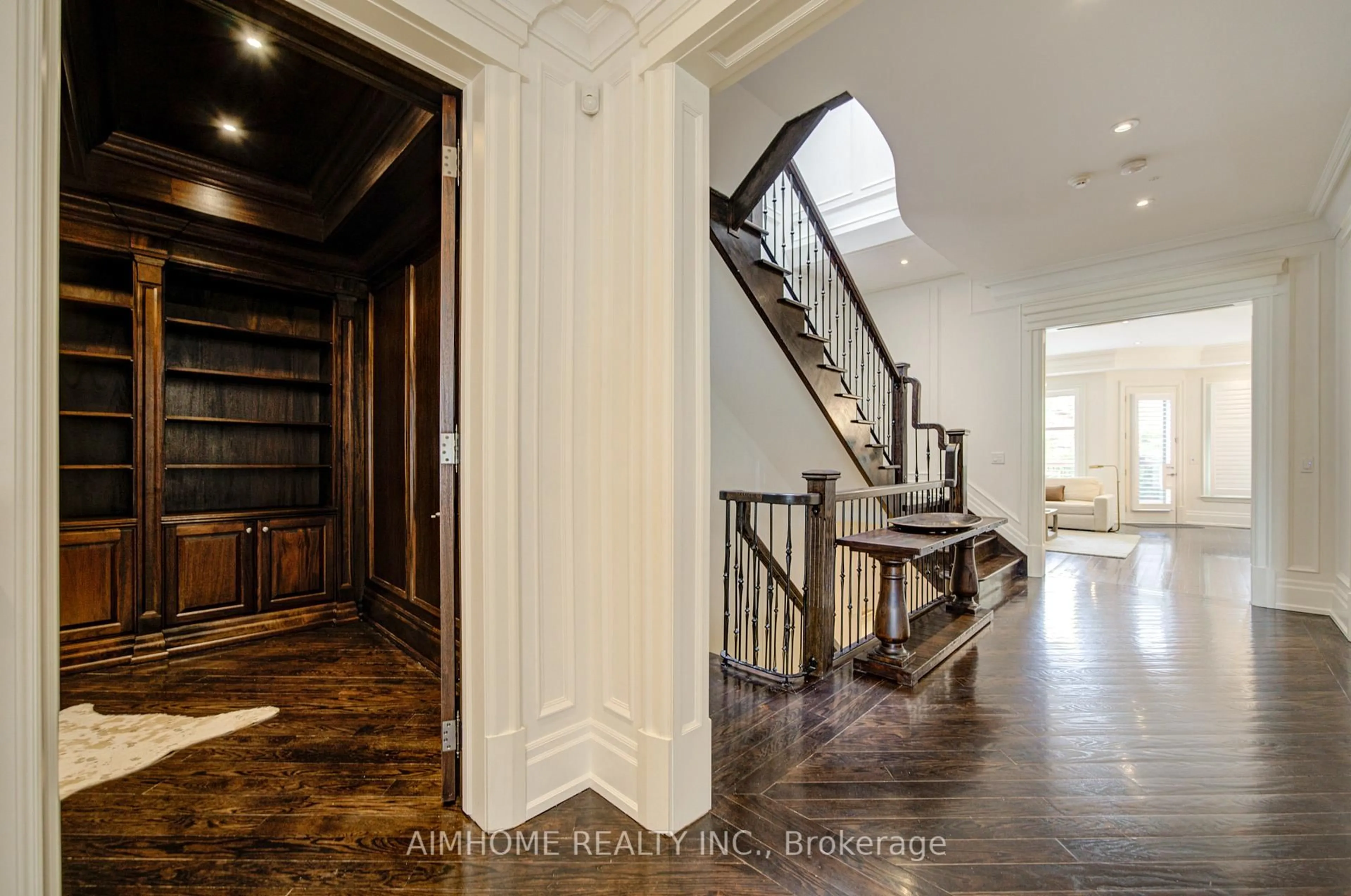 Indoor foyer for 356 Hillcrest Ave, Toronto Ontario M2N 3P8