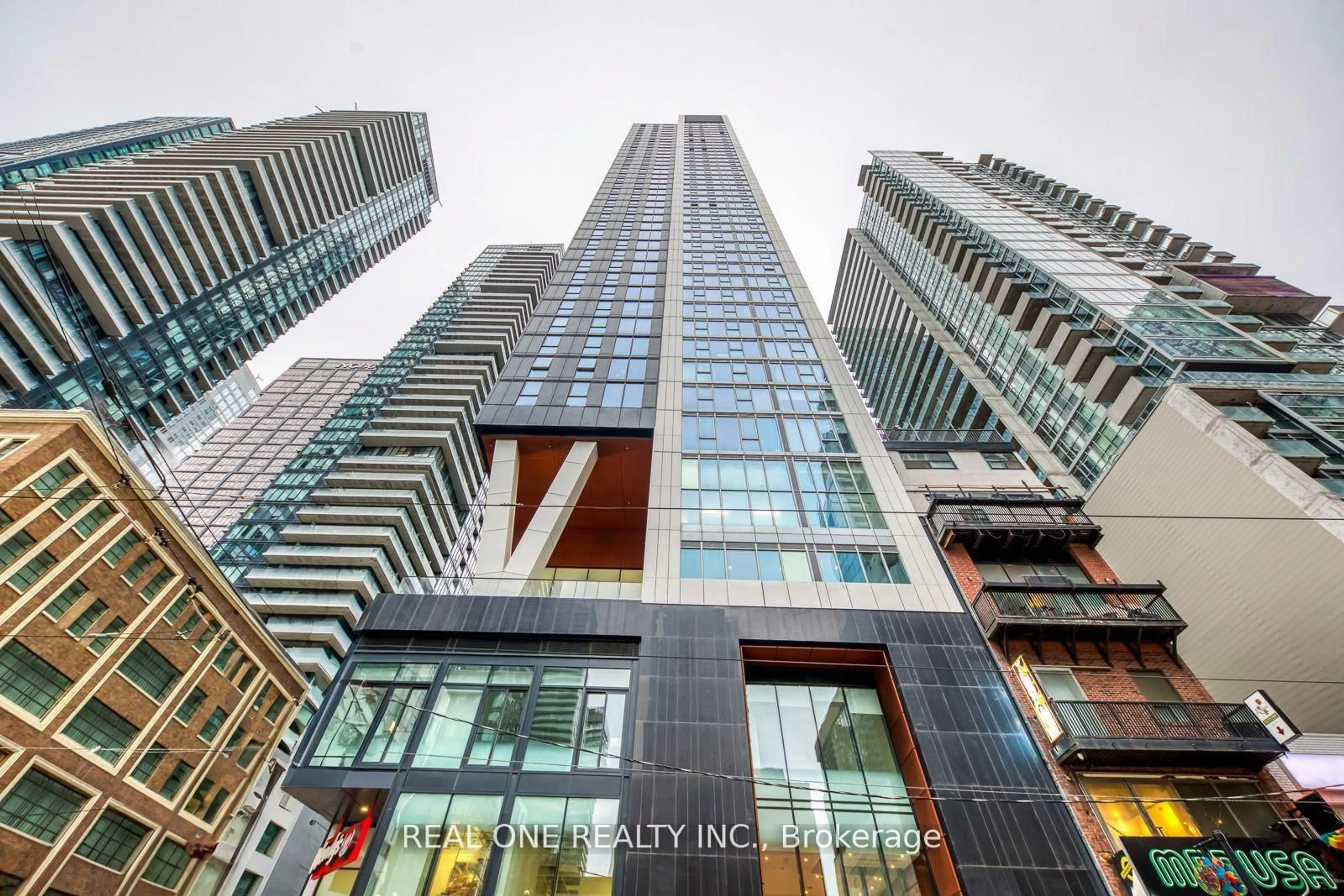 Indoor foyer for 357 King St #201, Toronto Ontario M5V 1K1
