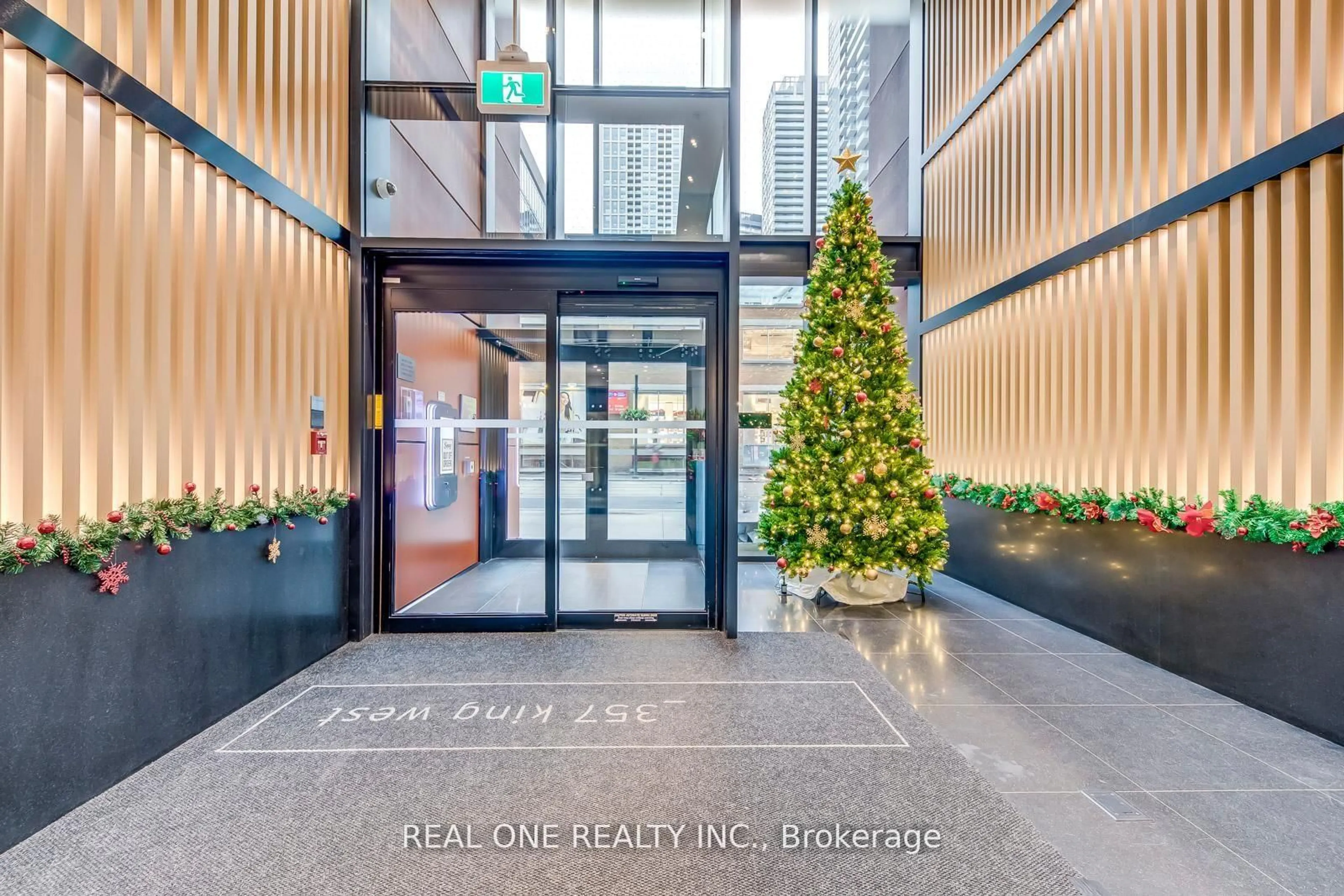 Indoor foyer for 357 King St #201, Toronto Ontario M5V 1K1