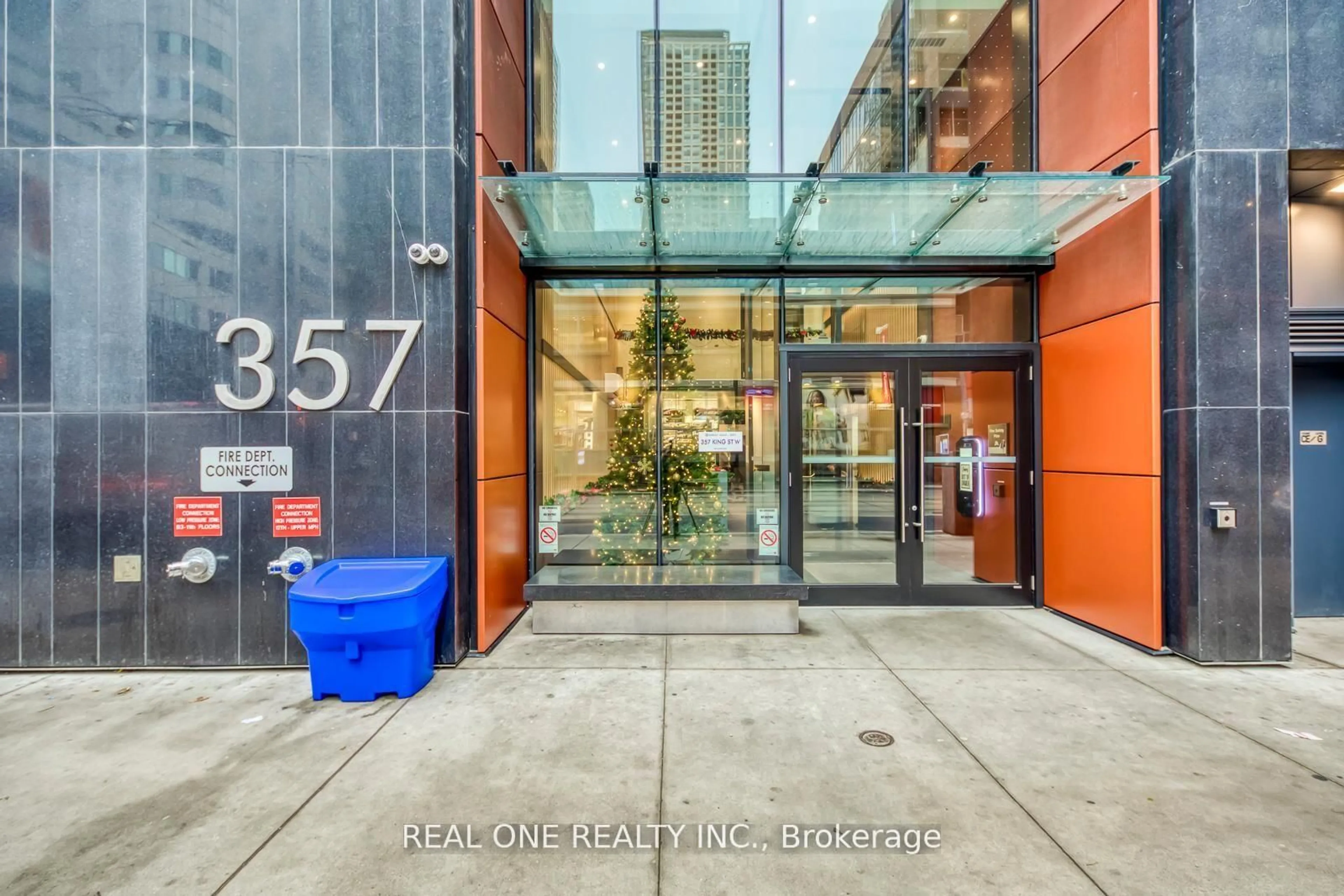 Indoor foyer for 357 King St #201, Toronto Ontario M5V 1K1