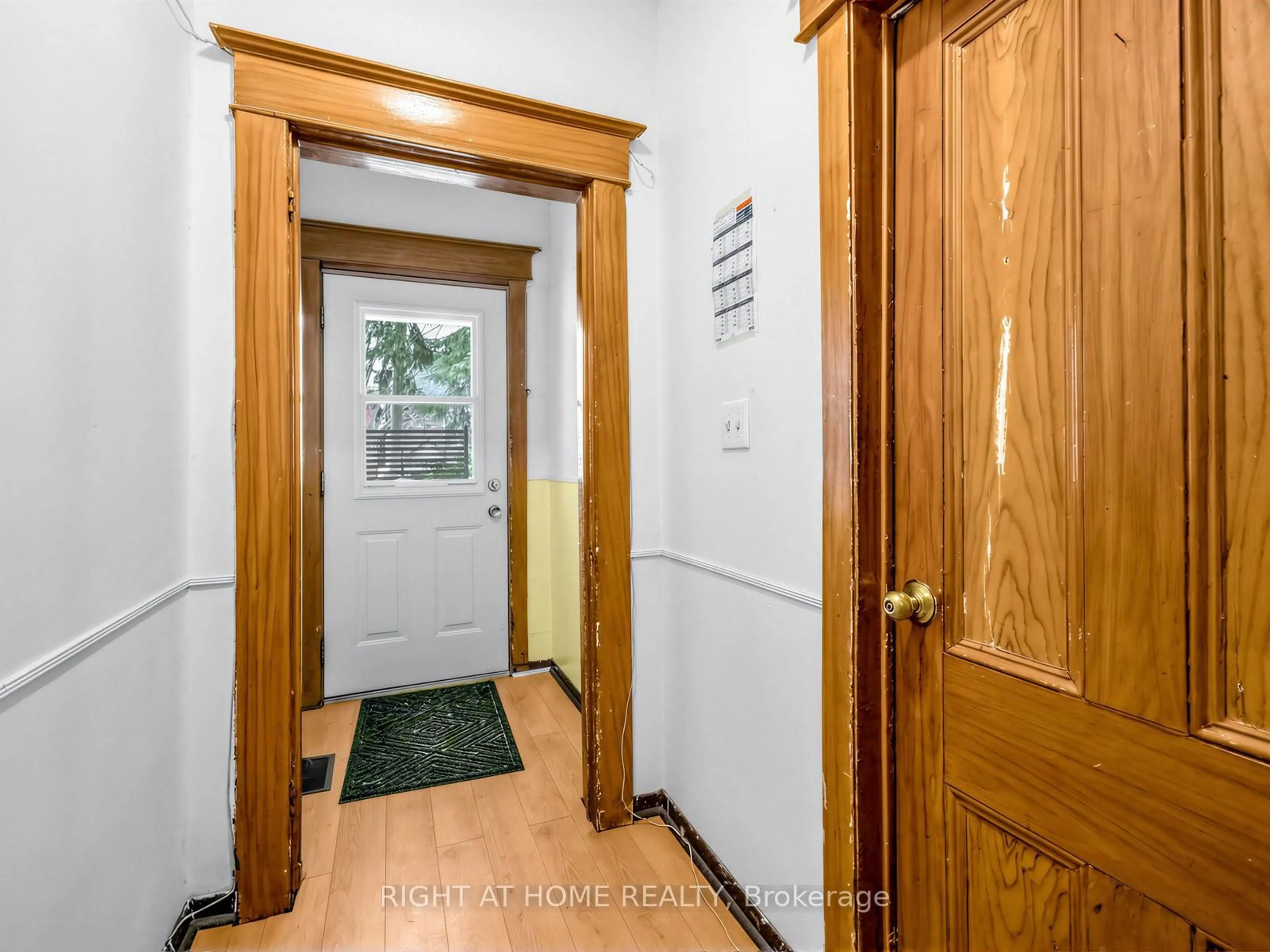 Indoor entryway for 542 Crawford St, Toronto Ontario M6G 3J8