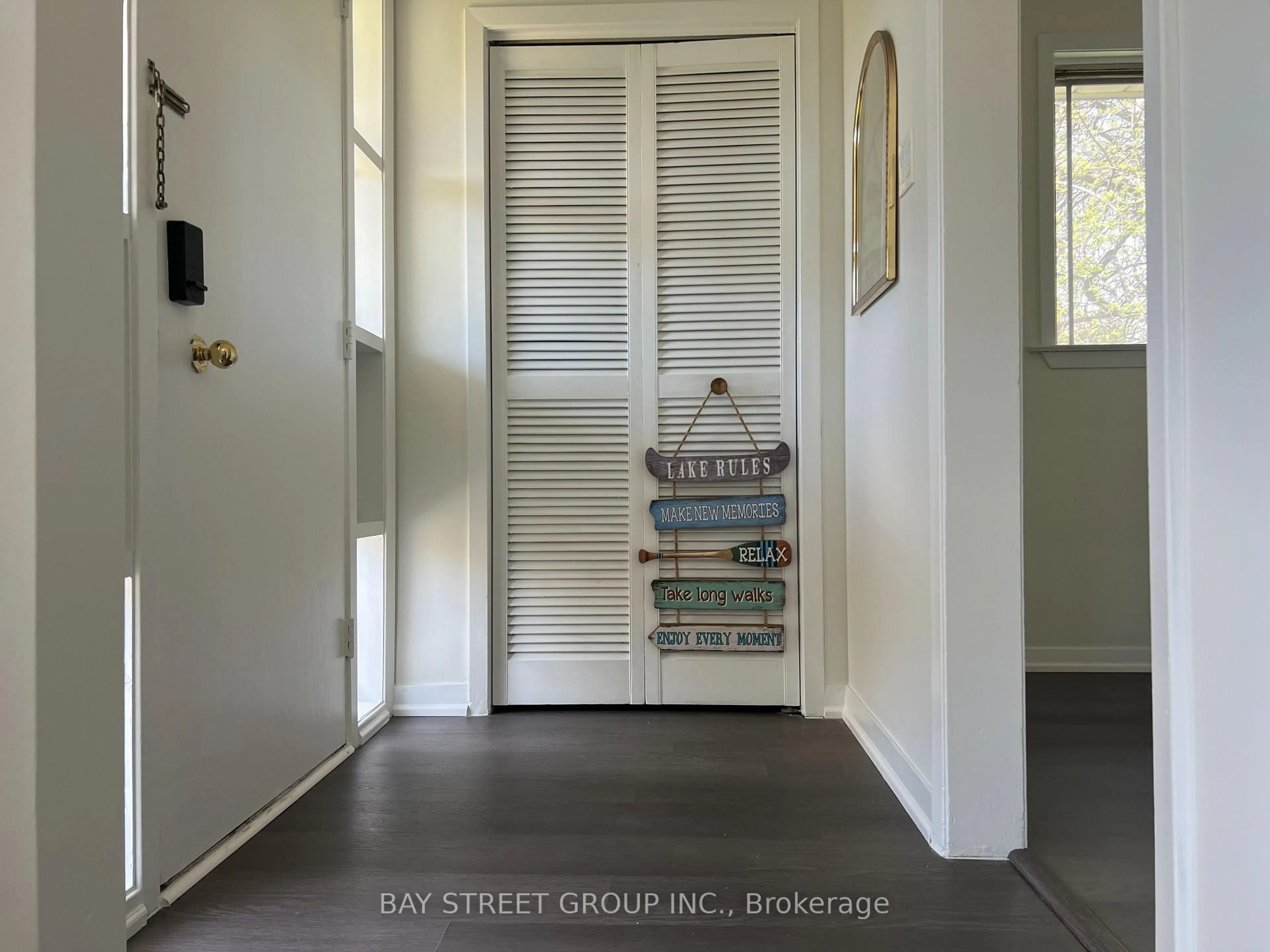 Indoor entryway for 2 Slidell Cres, Toronto Ontario M3A 2C4