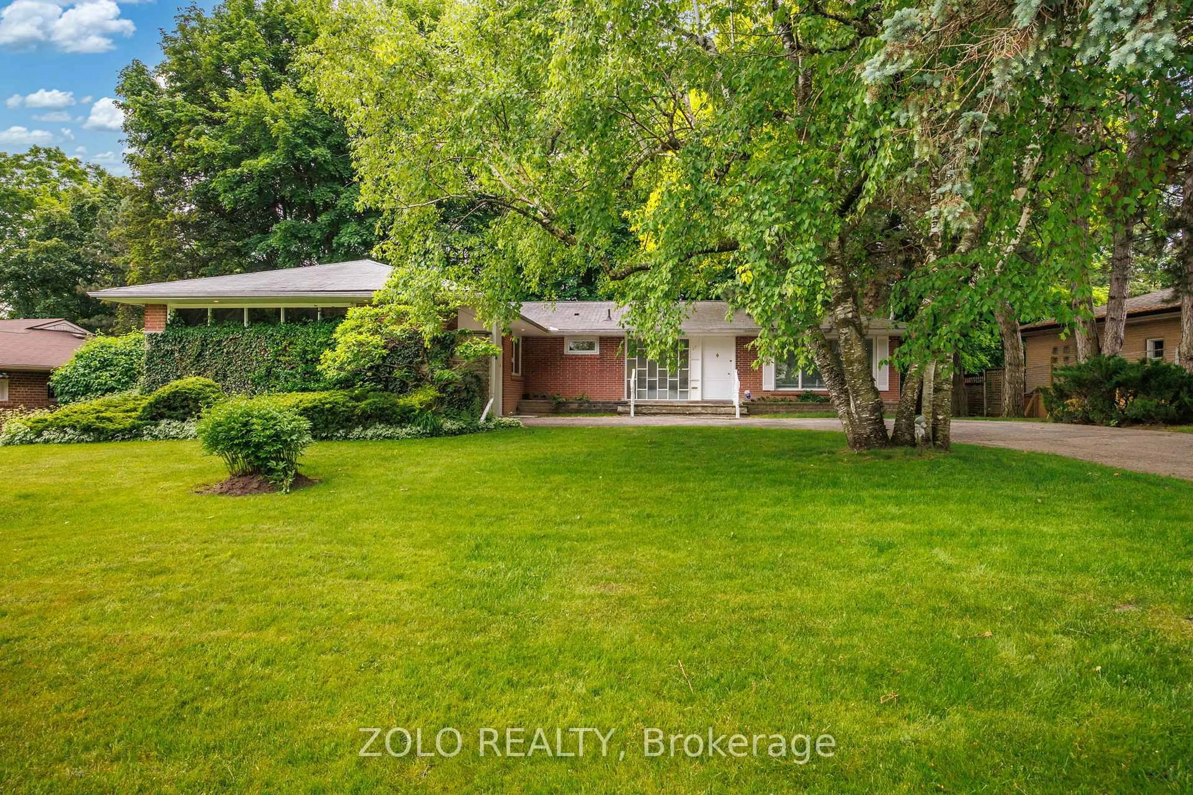 A pic from outside/outdoor area/front of a property/back of a property/a pic from drone, street for 17 Hi Mount Dr, Toronto Ontario M2K 1X3