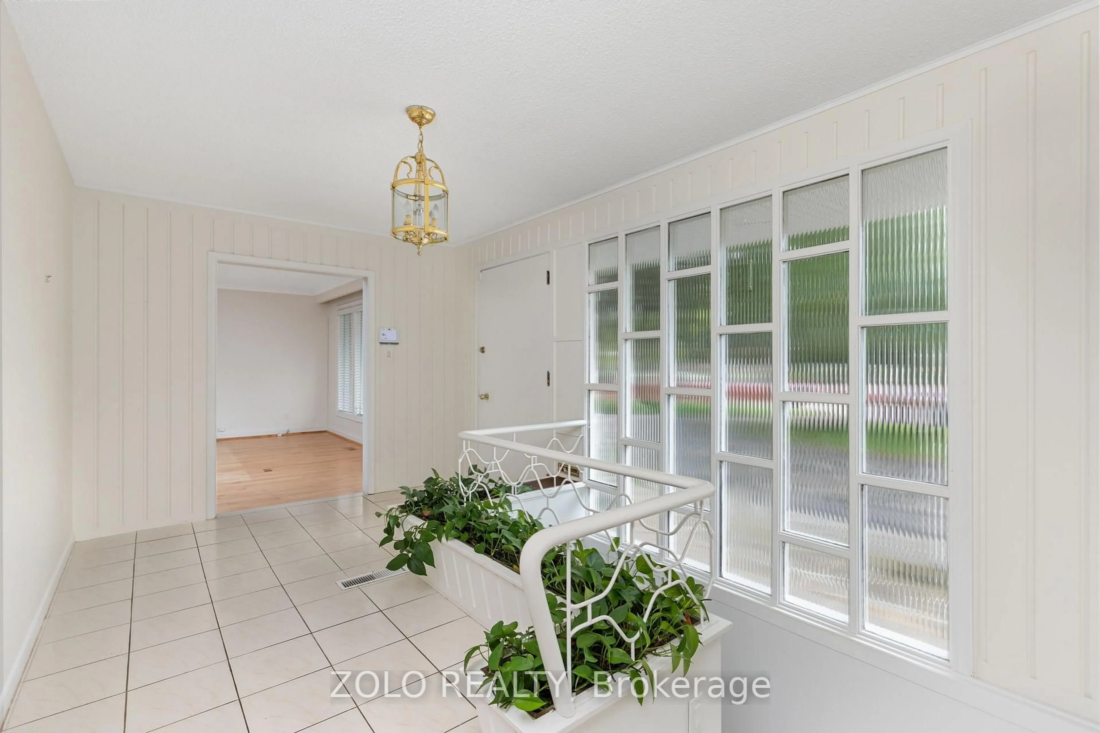 Indoor foyer for 17 Hi Mount Dr, Toronto Ontario M2K 1X3